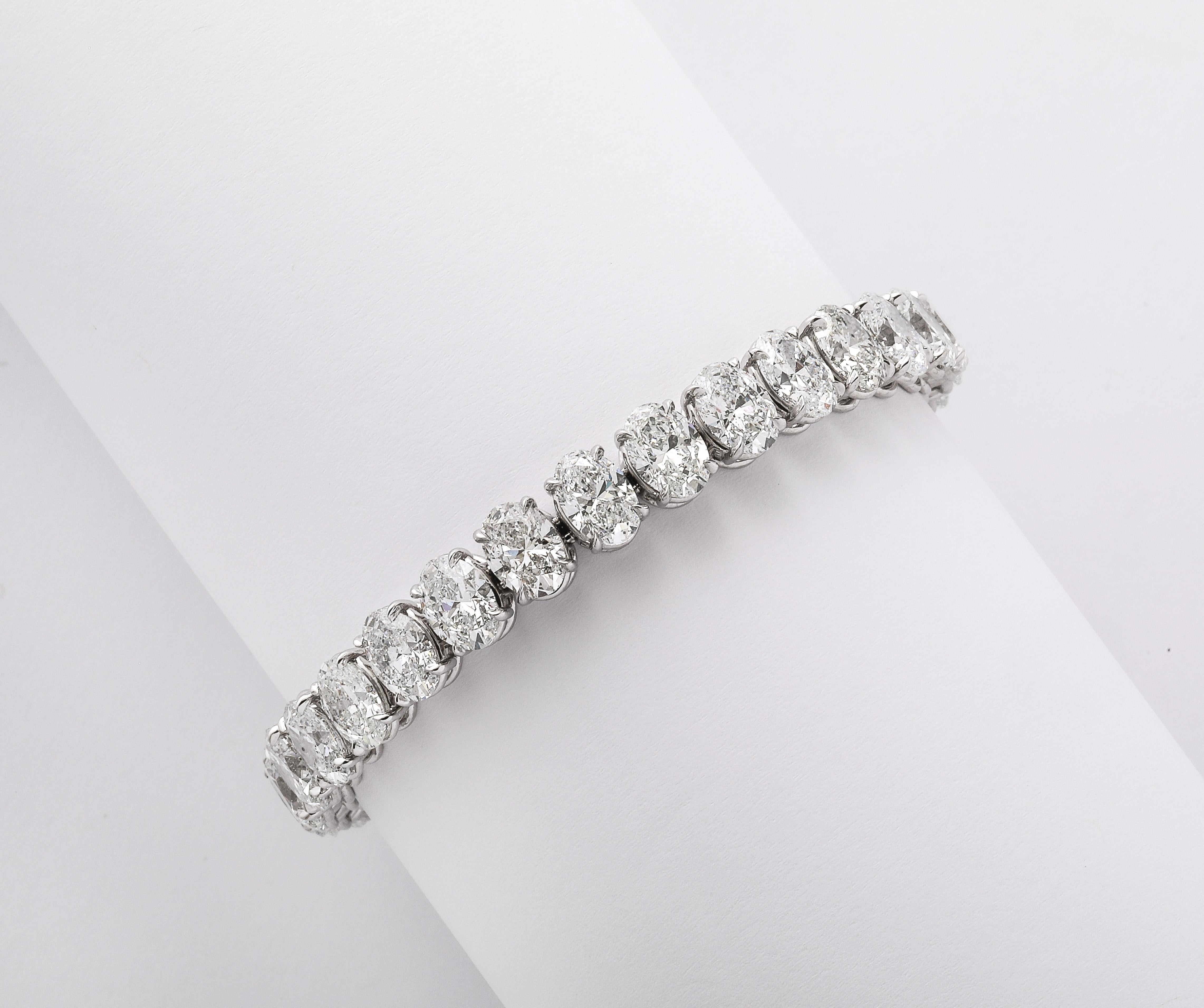 Bracciale tennis con diamanti ovali in vendita 1