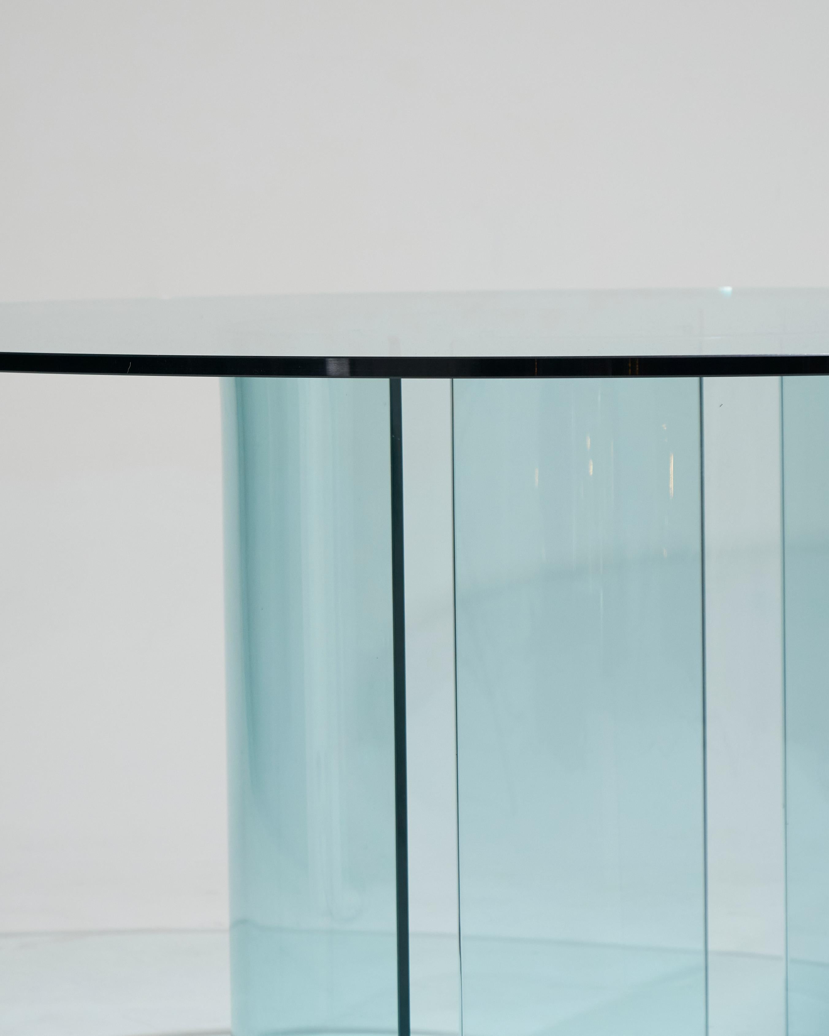 Table de salle à manger ovale modèle Adams, conçue par Gallotti & Radice dans les années 1970. Son design minimaliste joue avec la transparence et la géométrie. Le grand plateau amovible en verre trempé repose sur deux solides pieds en U fabriqués