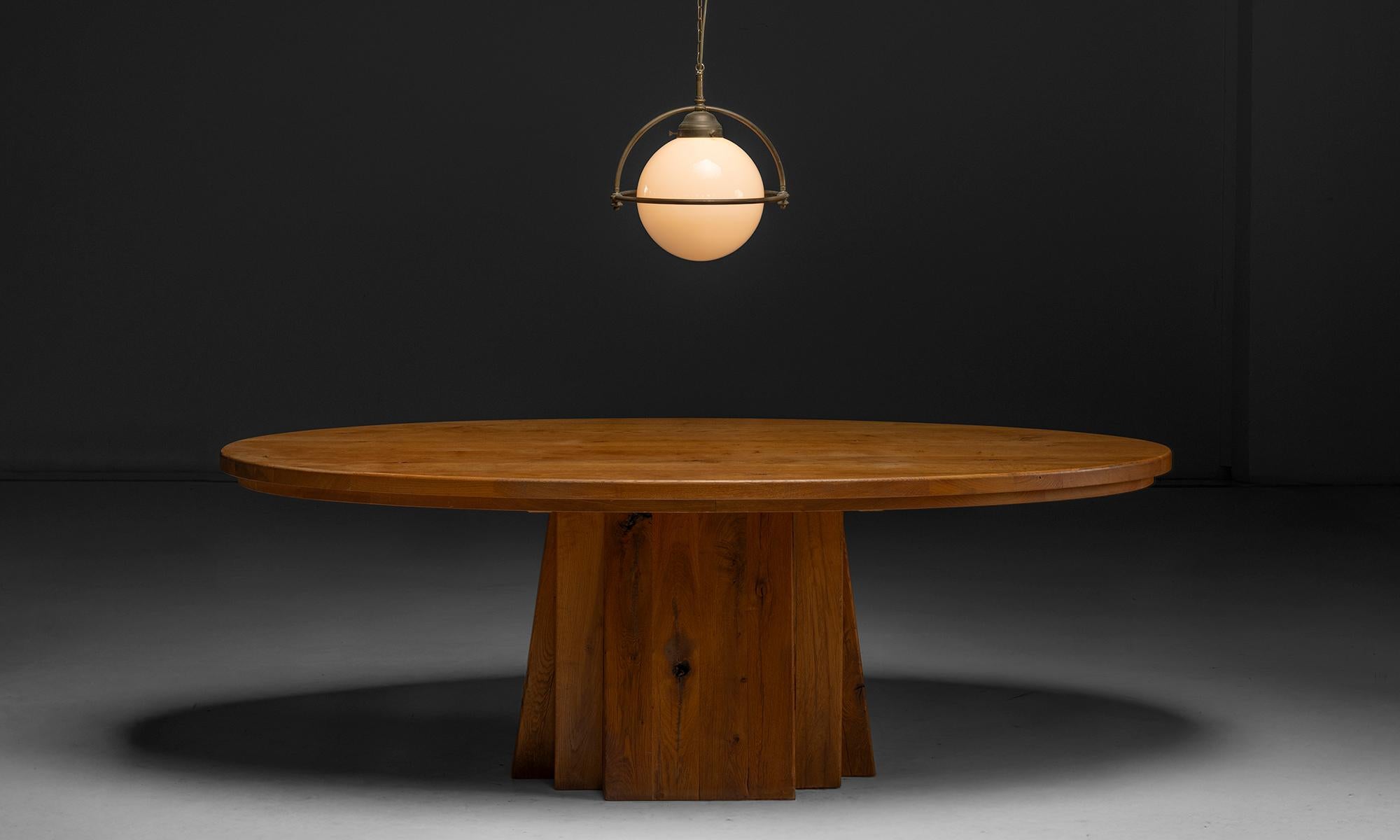 Bélgica, 1980
Elegante mesa de comedor ovalada elaborada en roble macizo con vetas naturales visibles y una escultural base de pedestal estriada.
86,5 