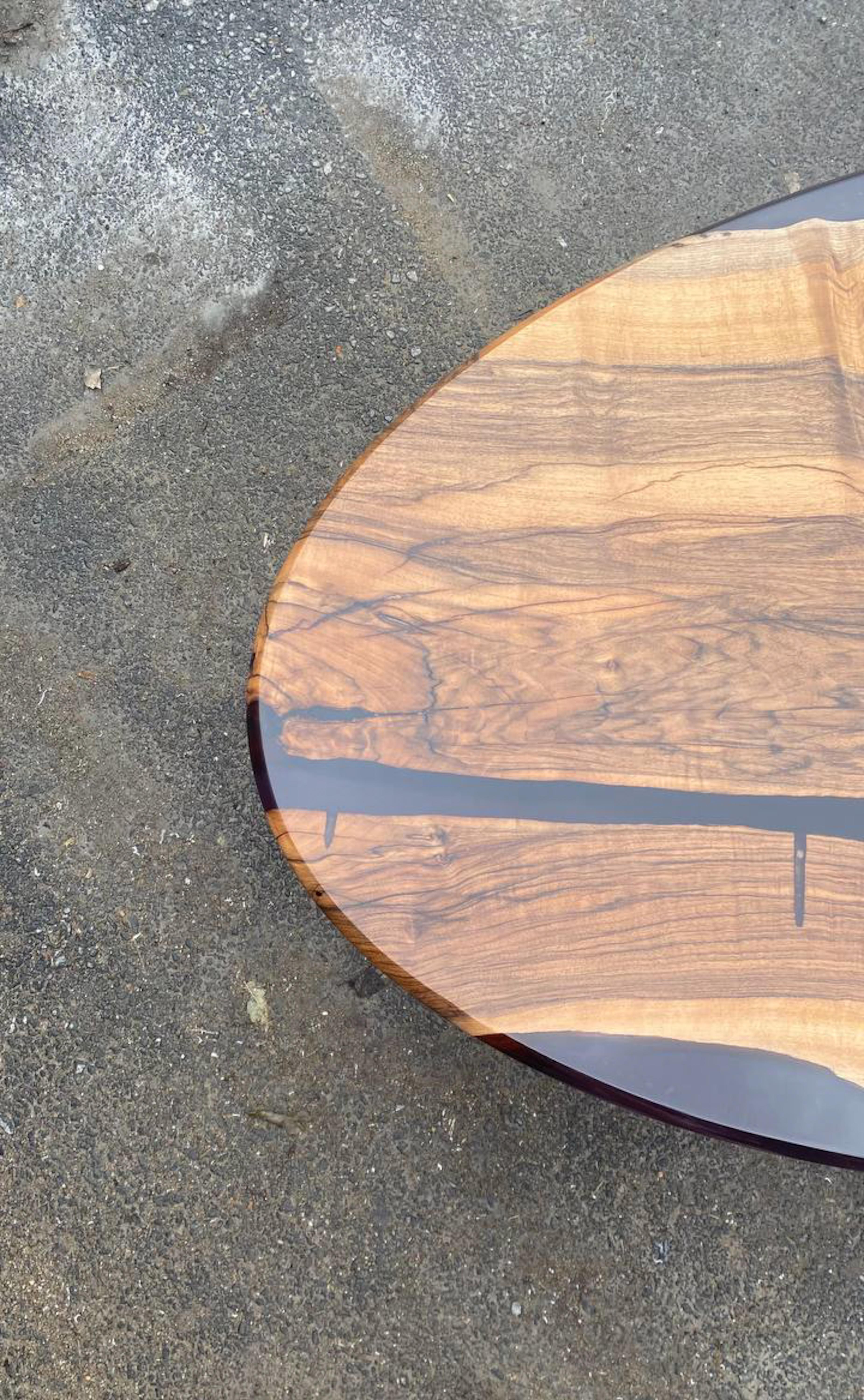 Fait main Table de salle à manger ovale - Noyer noir Table en bois de résine noire en vente
