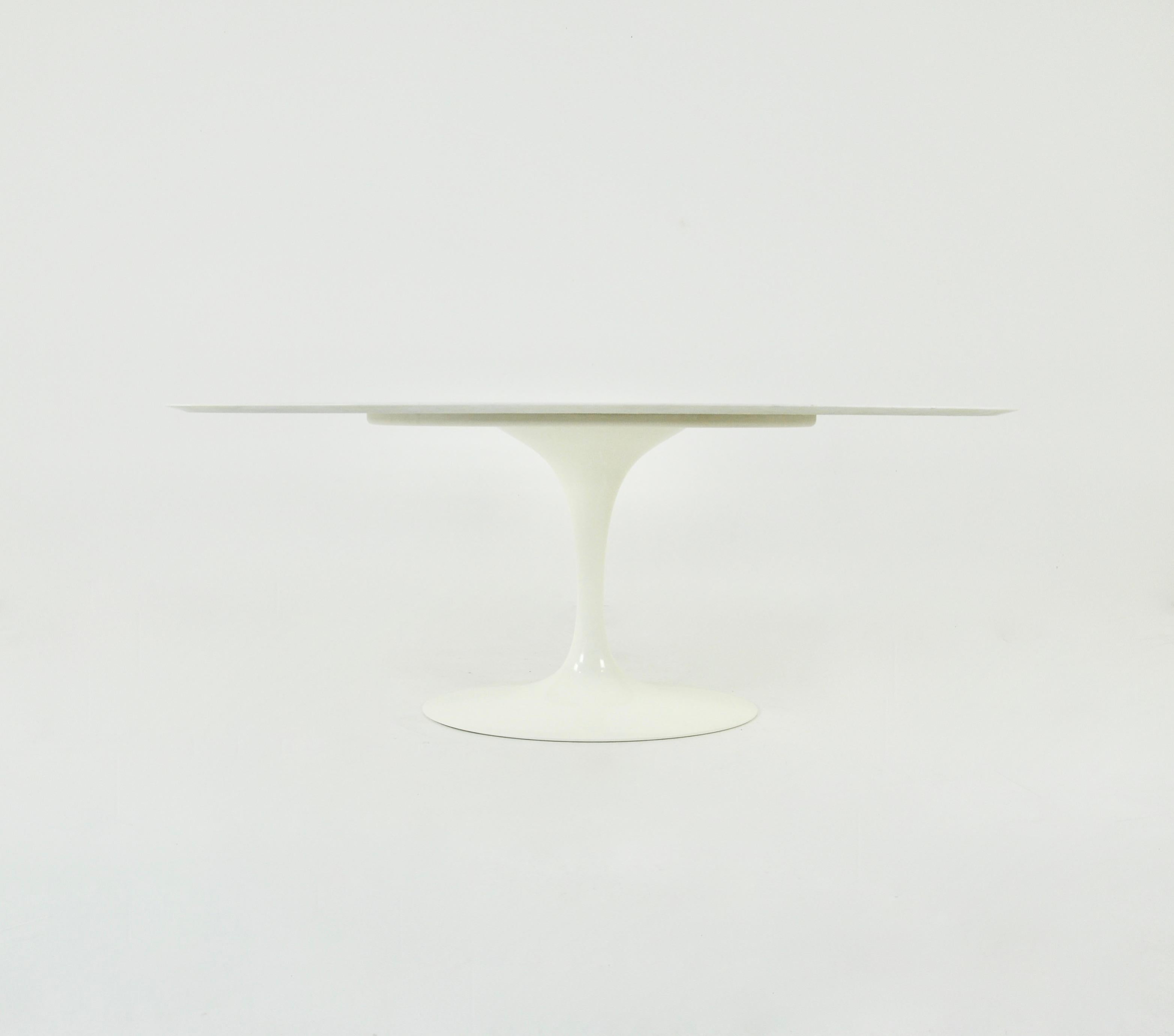 Oval table in marble with Aluminium leg designed by Eero Saarinen and produced by knoll. Estampillée Knoll sous le pied. Wear due to time and age of the table.