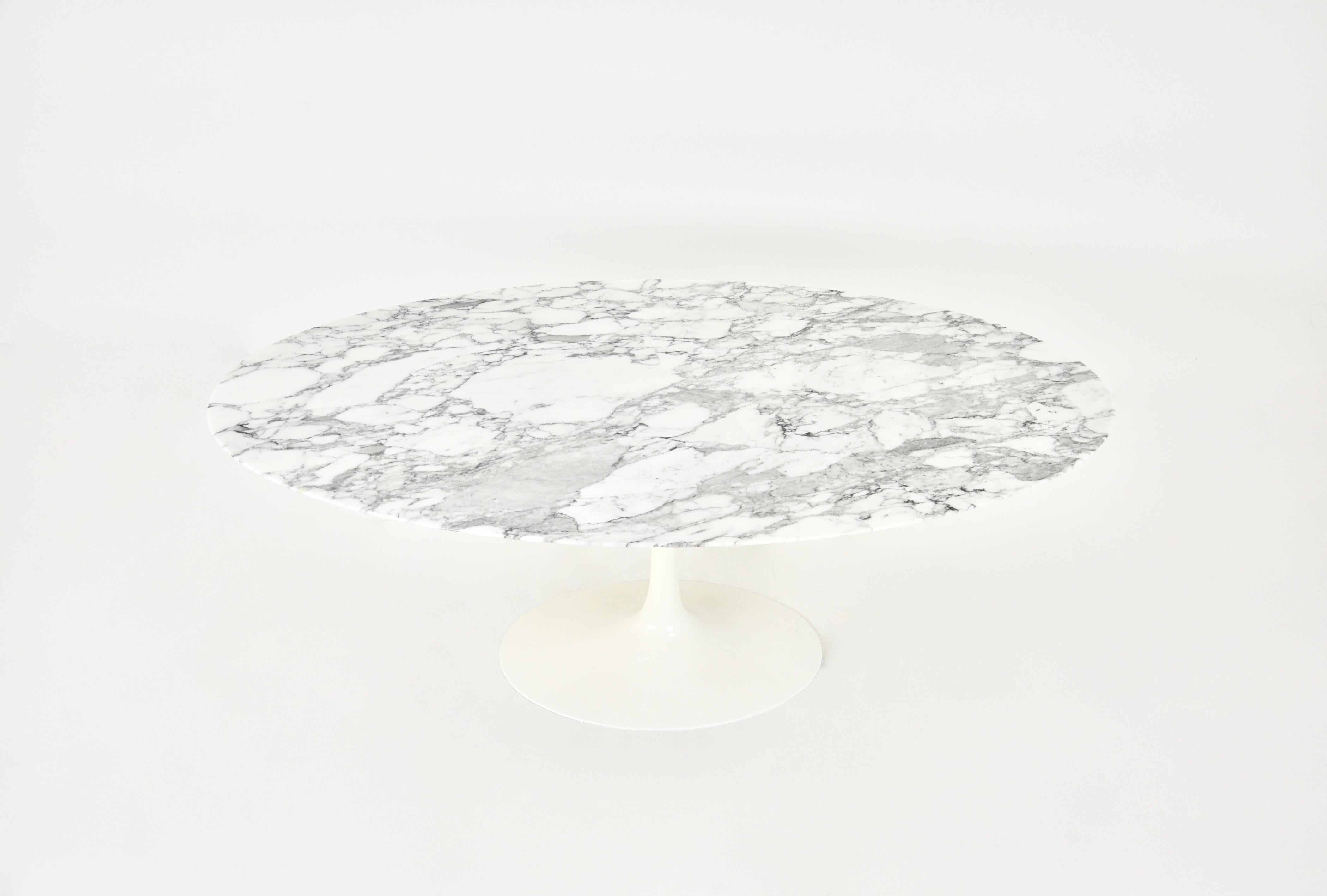 Beautiful oval marble table with aluminium base designed by Eero Saarinen and produced by Knoll International. Table numbered. Wear due to time and age of table.
