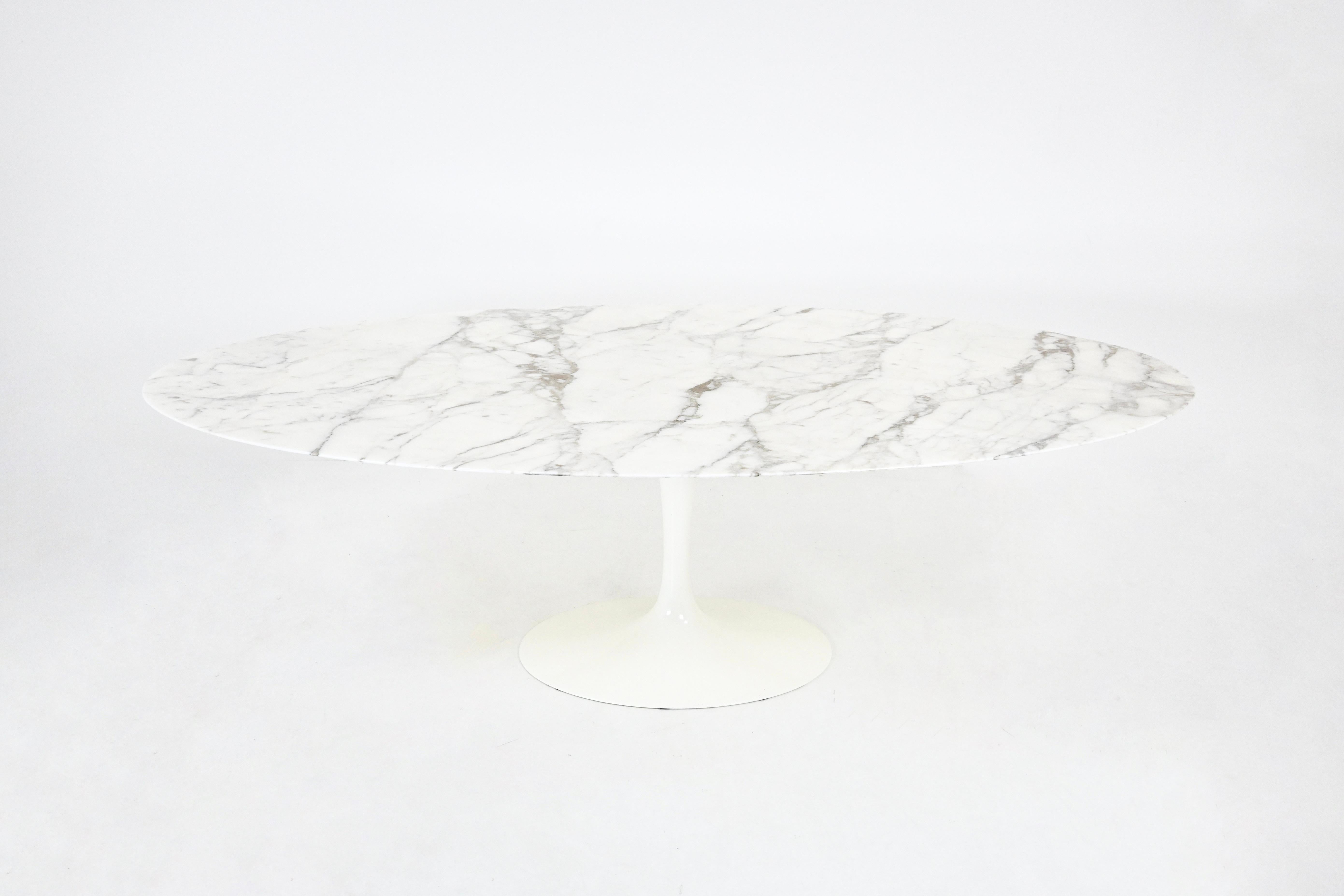 Magnifique table ovale en marbre avec base en aluminium conçue par Eero Saarinen et produite par Knoll, grand modèle. Estampillé Knoll sur la base et le marbre. Usure due au temps et à l'âge de la table.
POUR L'EXPÉDITION, NOUS CONSULTER POUR