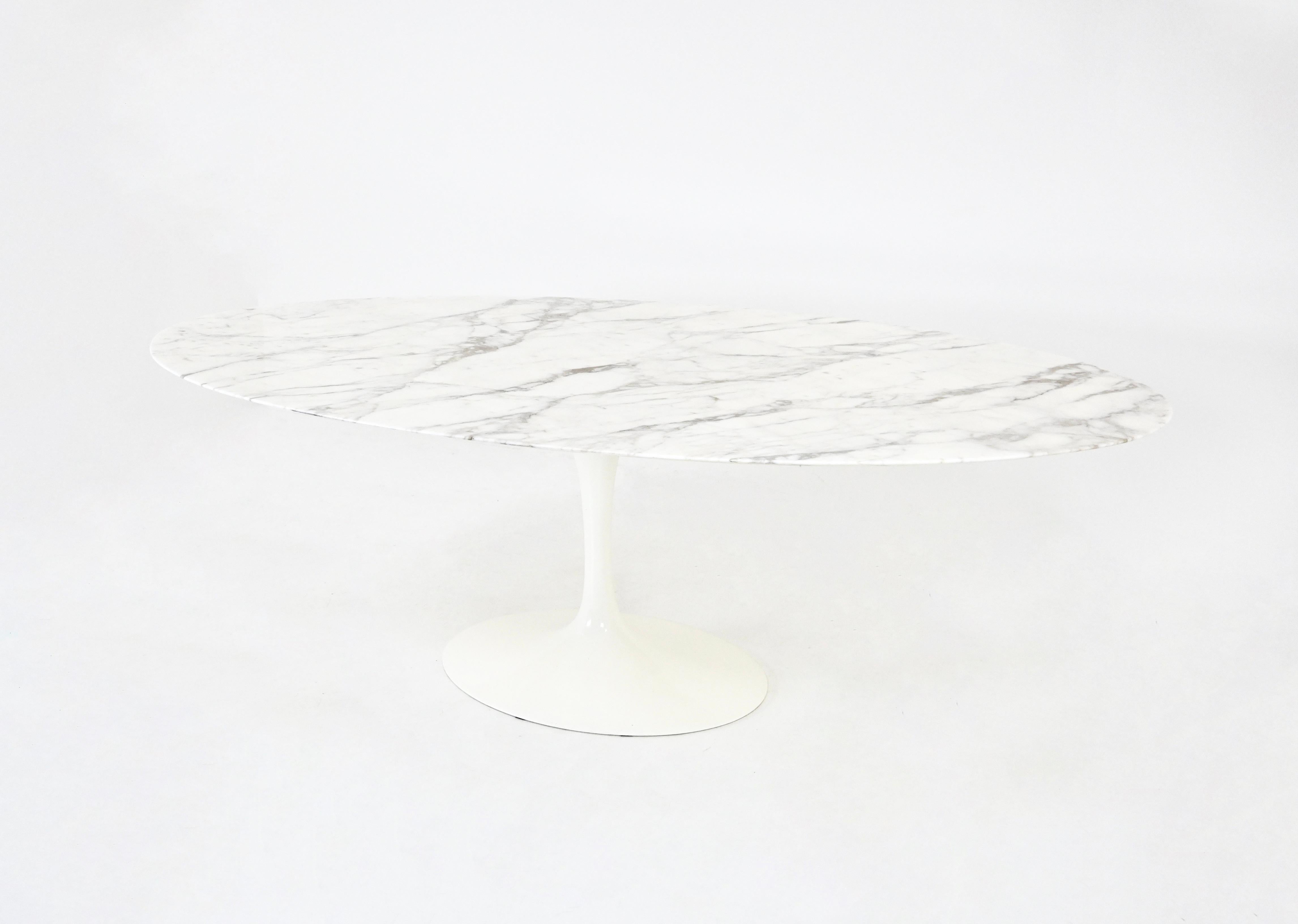italien Table de salle à manger ovale par Eero Saarinen pour Knoll international en vente