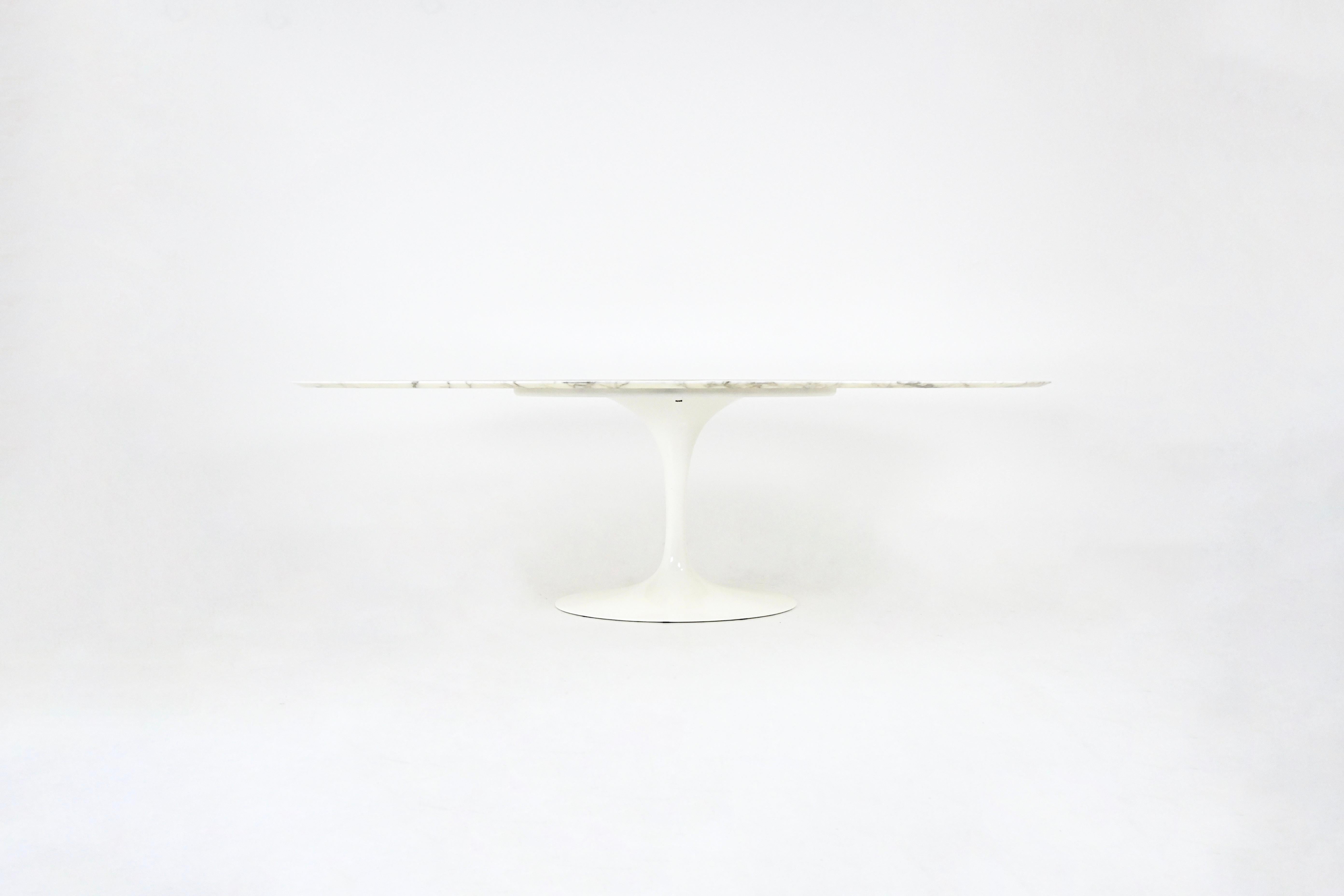 XXIe siècle et contemporain Table de salle à manger ovale par Eero Saarinen pour Knoll international en vente