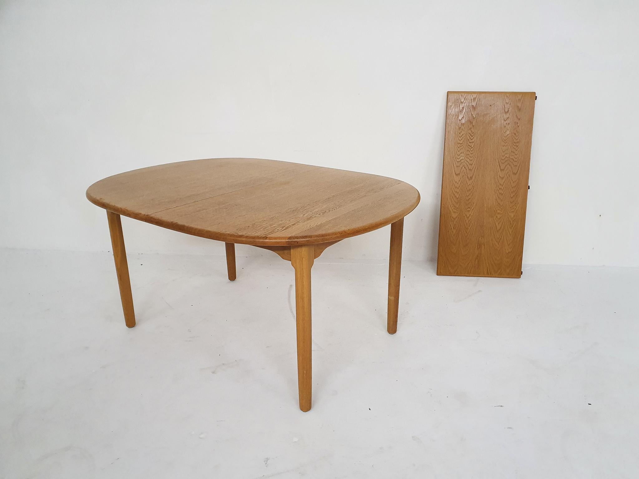 Extendable oval dining table, with one extension leave which adds 50 cm extra. So the table can be extended from 145 to 195 cm The extension parts needs to be stored seperatly.
In good original condition.

 