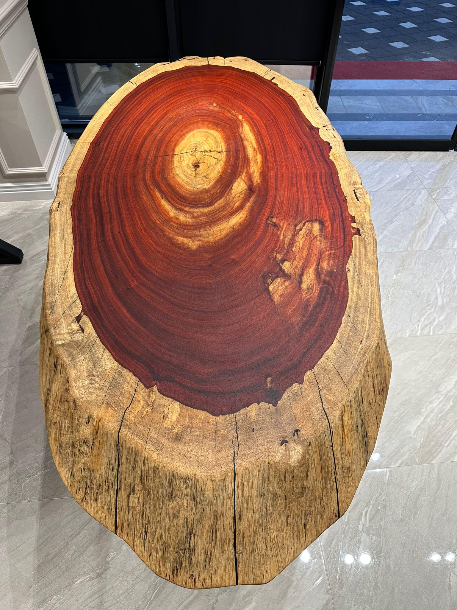 Table de salle à manger en bois Padouk sur mesure 

Cette table est fabriquée en bois de ronce Mappa. Les veines et la texture du bois décrivent l'aspect d'une loupe de mappa naturelle.
Elle peut être utilisée comme table de salle à manger ou comme