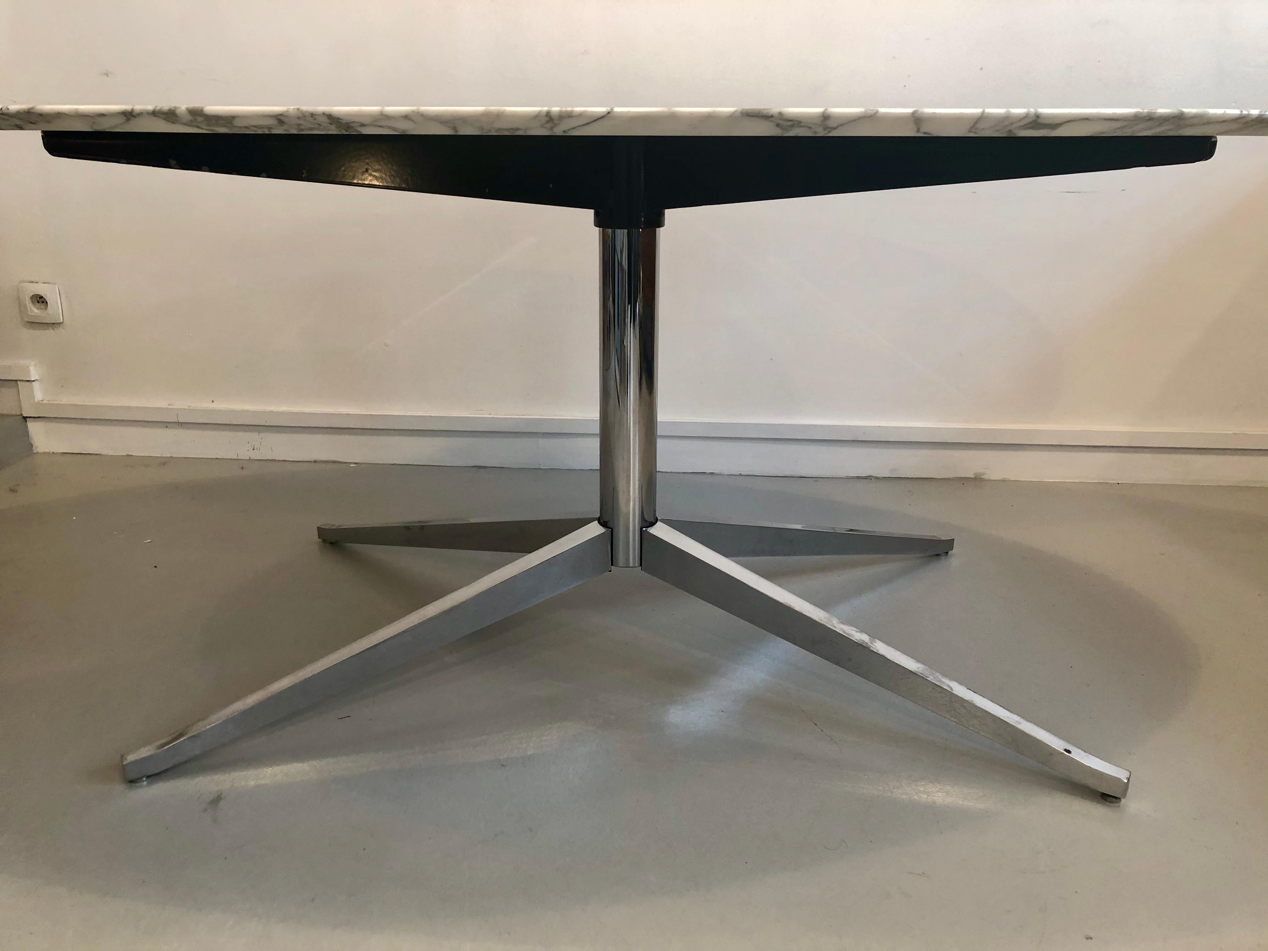Oval Dining Table from Florence Knoll for Knoll International, circa 1970 In Excellent Condition In Paris, FR