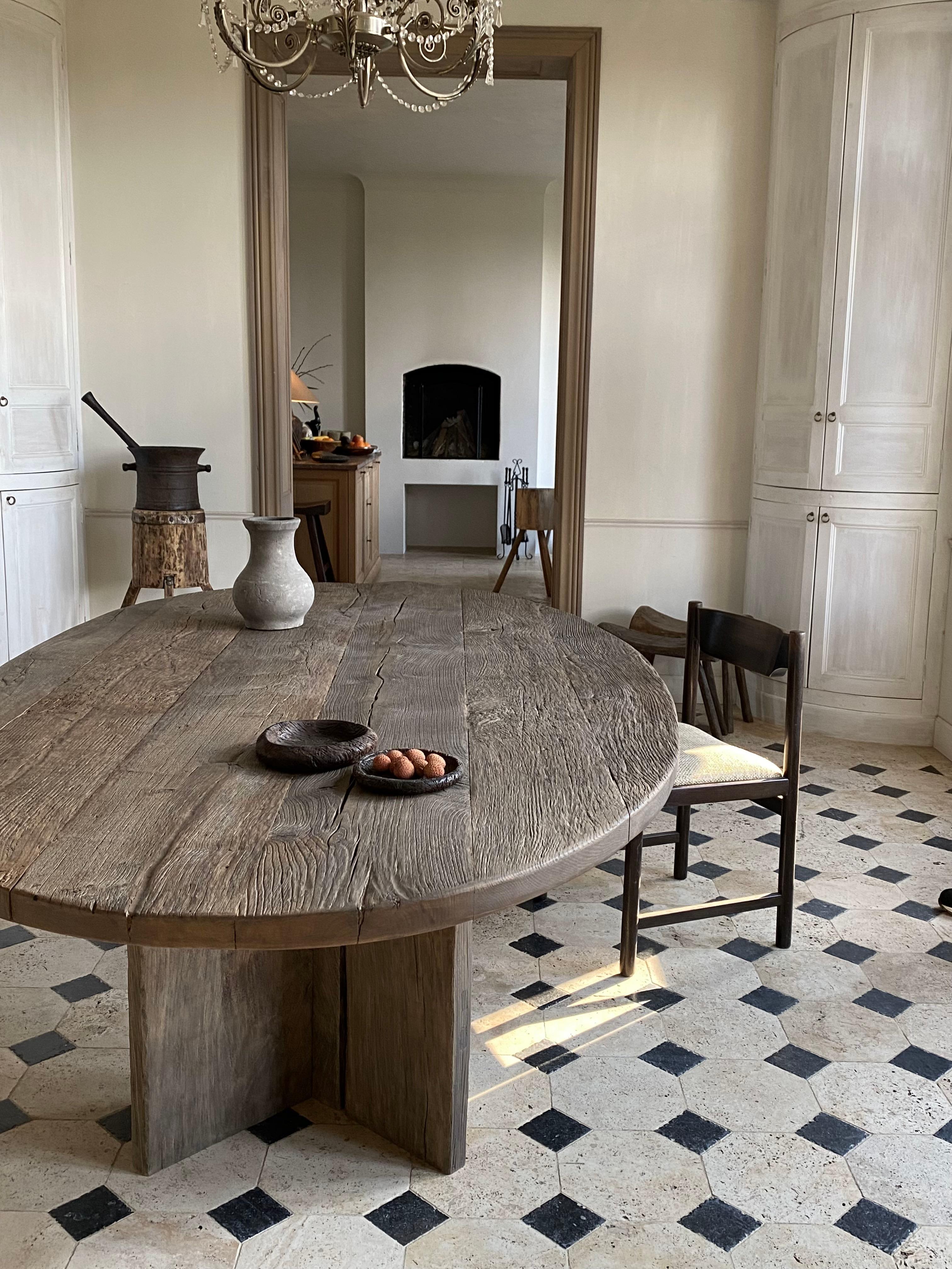 Table de salle à manger ovale en bois de chêne du XVIIIe siècle, patiné naturel avec la teinte grisée d'origine.

Forme simple et minimaliste.

Offre beaucoup d'espace pour 8 personnes, jusqu'à 10 personnes possibles.
Grâce aux pattes en forme de