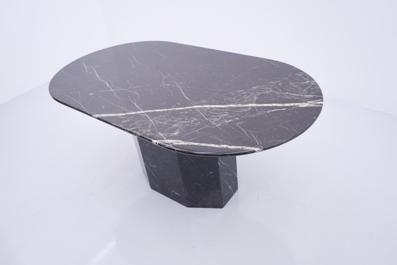 Oval Dining Table in Black Marble, 1970s In Good Condition In Frankfurt / Dreieich, DE