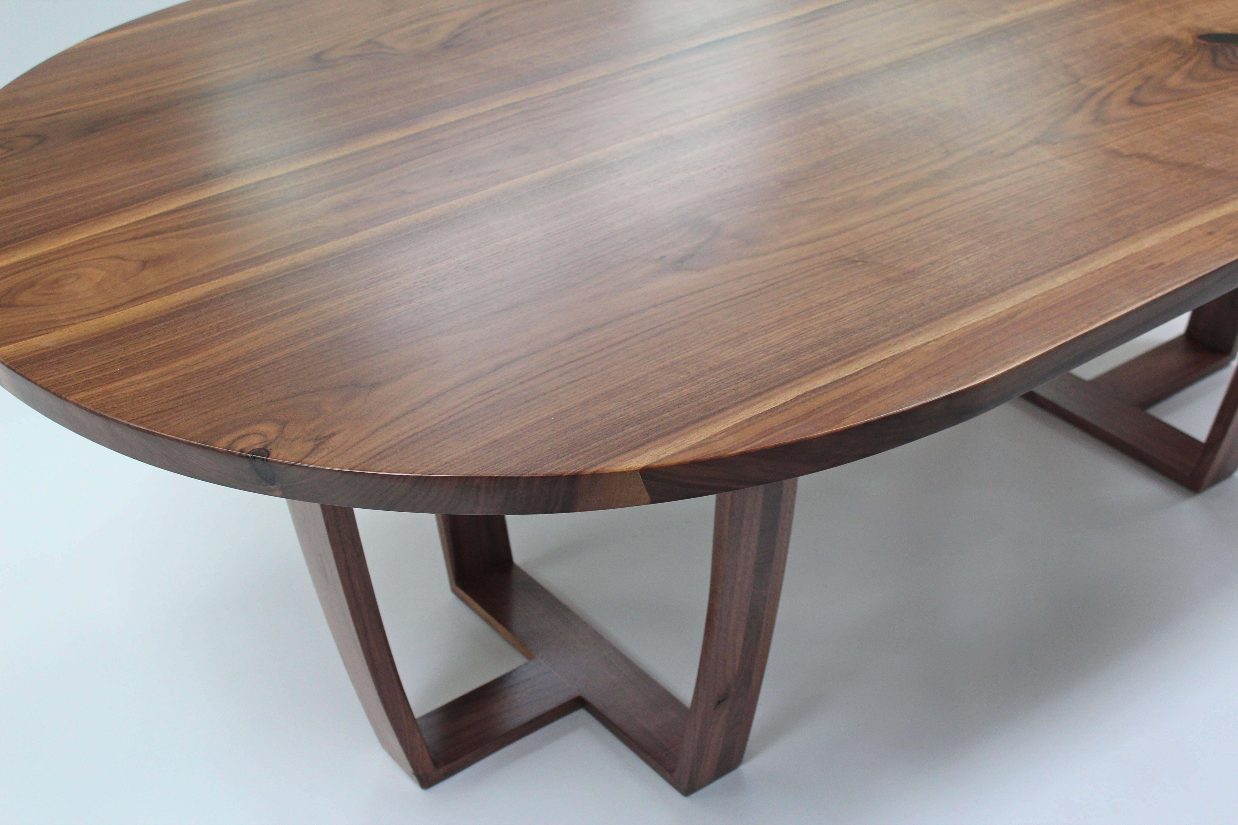 Moderne Table de salle à manger ovale en noyer noir américain assorti par Jonathan Field. en vente