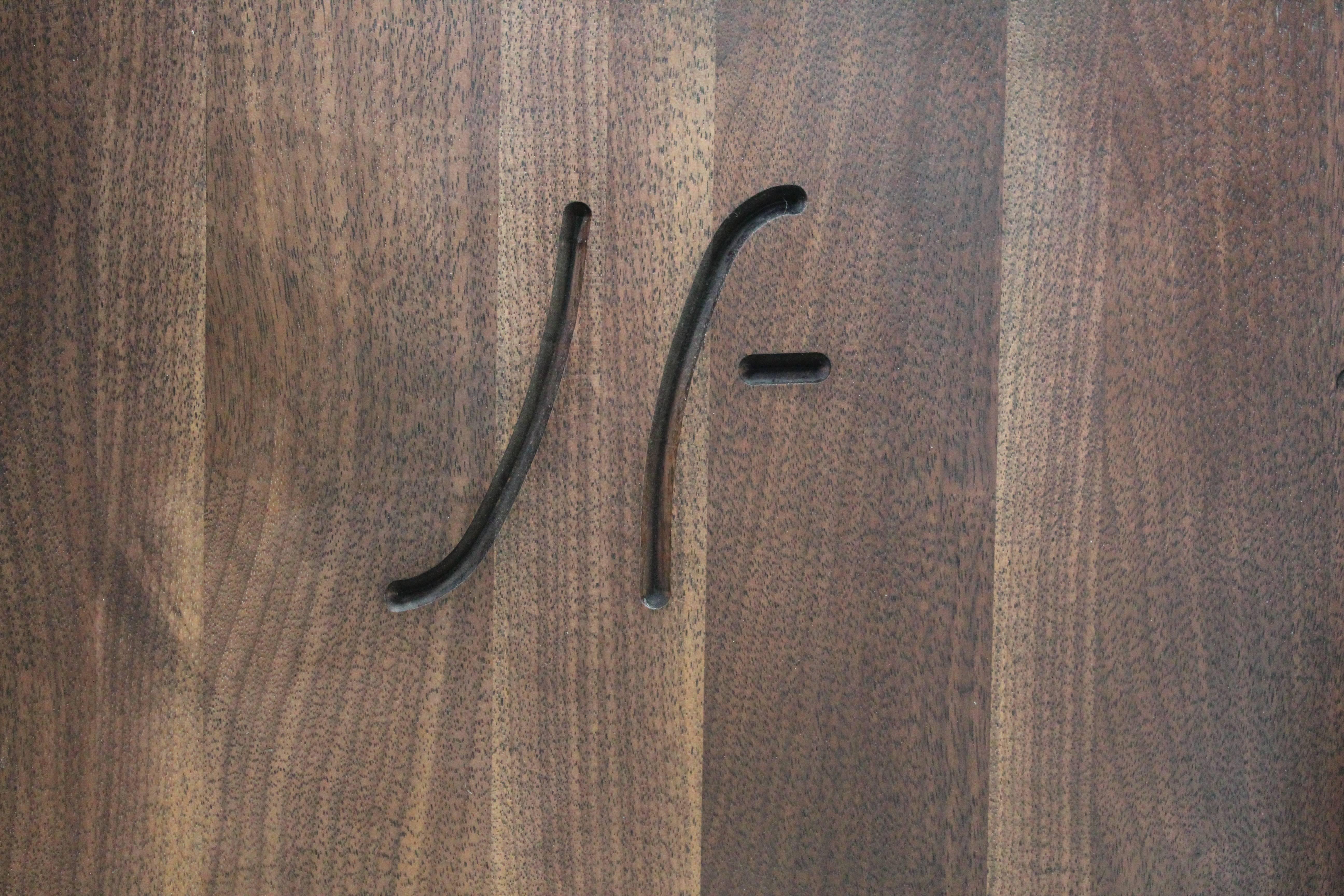 Anglais Table de salle à manger ovale en noyer noir américain assorti par Jonathan Field. en vente