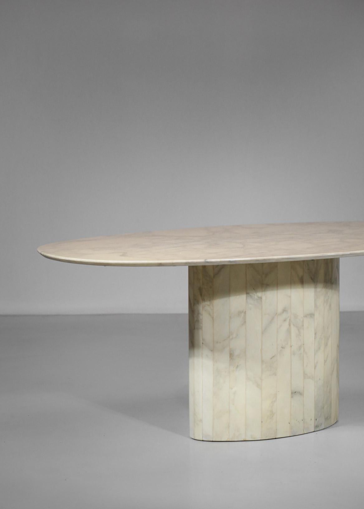 Large oval dining table in varnished Carrara marble from the 1970s.