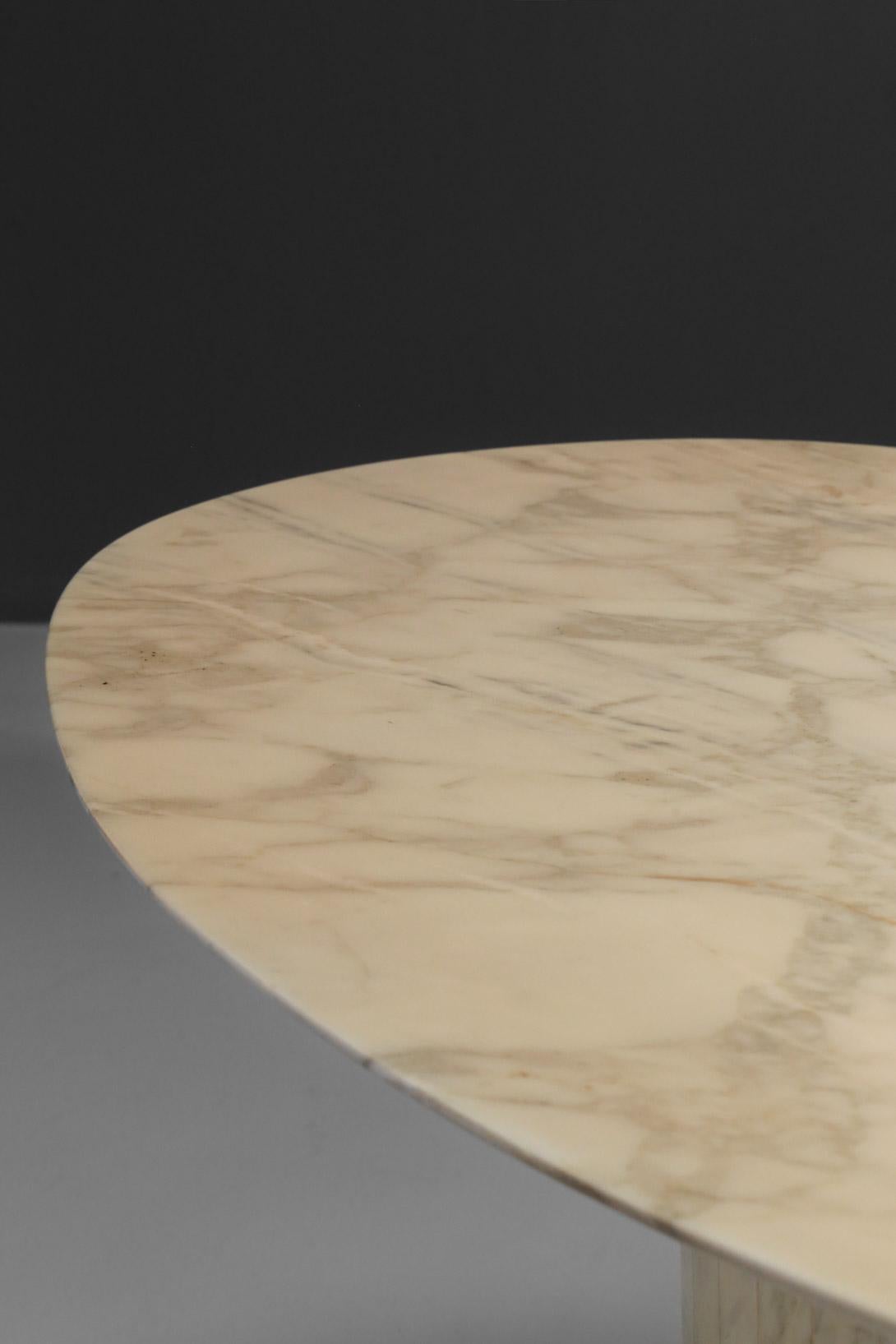 Modern Oval Dining Table in Carrara Marble from the 1970s French Design
