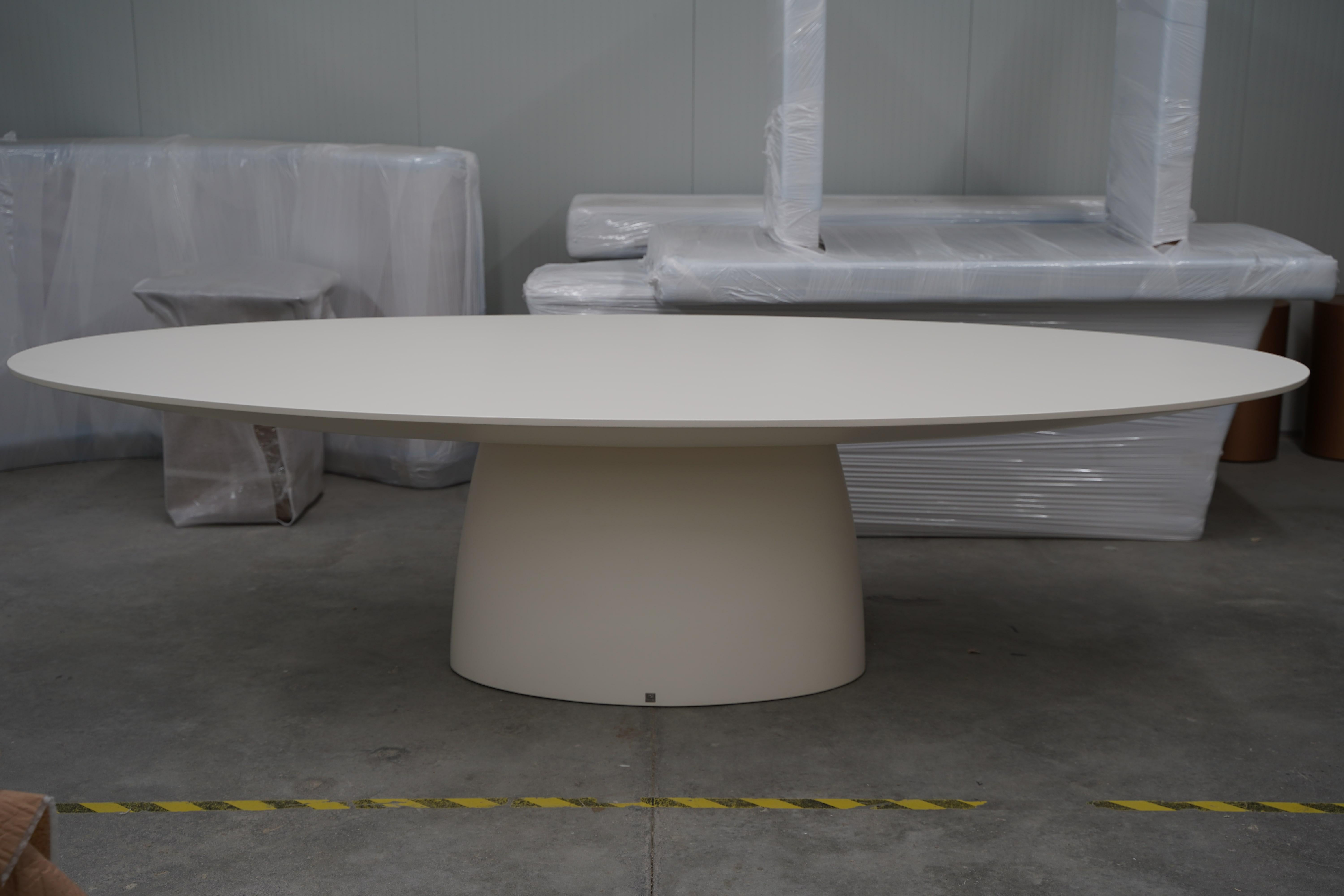 Table de salle à manger ovale en résine laquée résistante aux rayures Neuf - En vente à NEW YORK, NY
