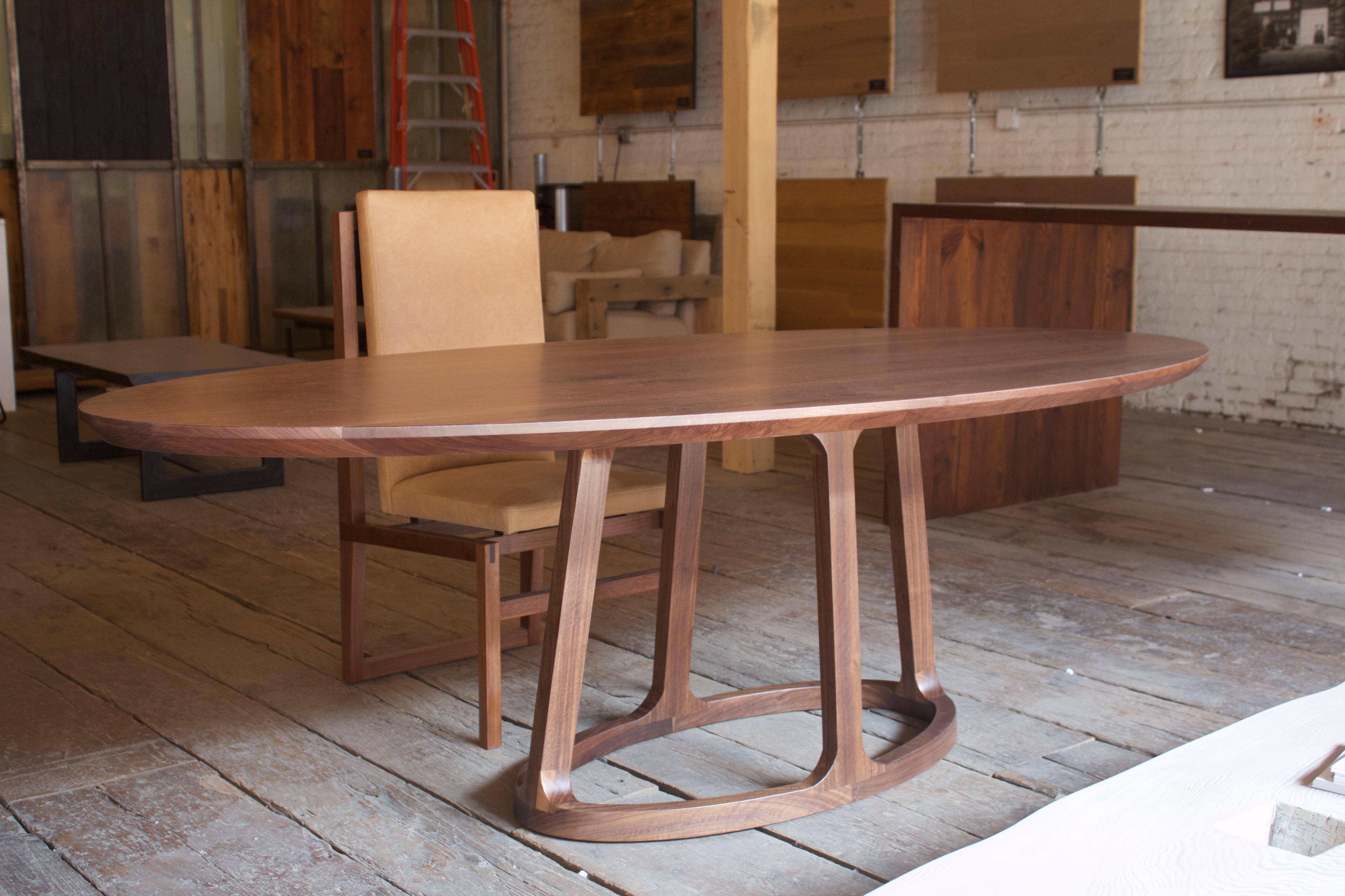 Ovaler Esstisch aus massivem Nussbaumholz von Mark Jupiter (Moderne) im Angebot