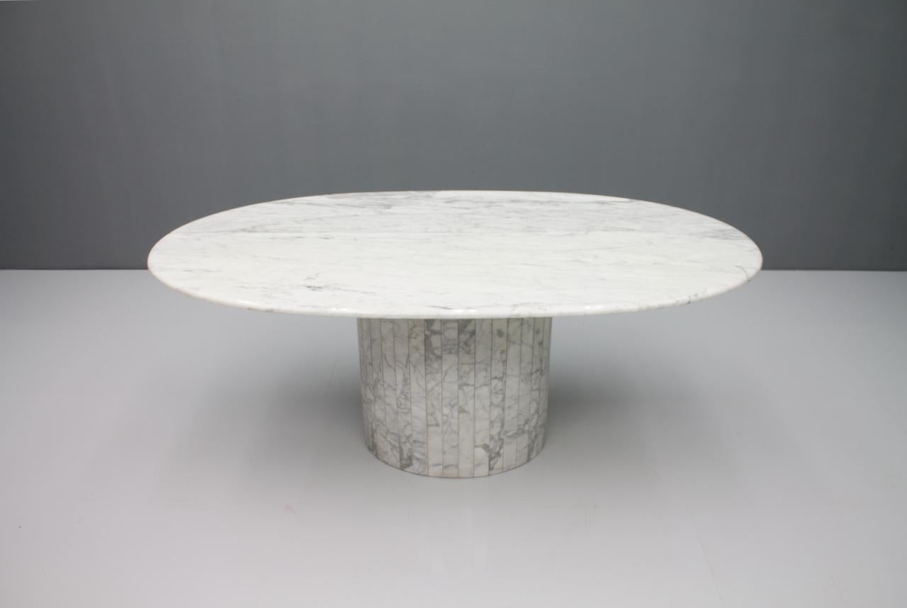 Sehr schöner großer ovaler Esstisch aus weiß-grauem Carrara-Marmor. Die Tischplatte wurde neu versiegelt und mit Epoxidharz poliert. Der Tisch hat keine Schäden und keine Reparaturen. 
Der Tisch stammt aus den 1970er Jahren und kommt aus Italien.