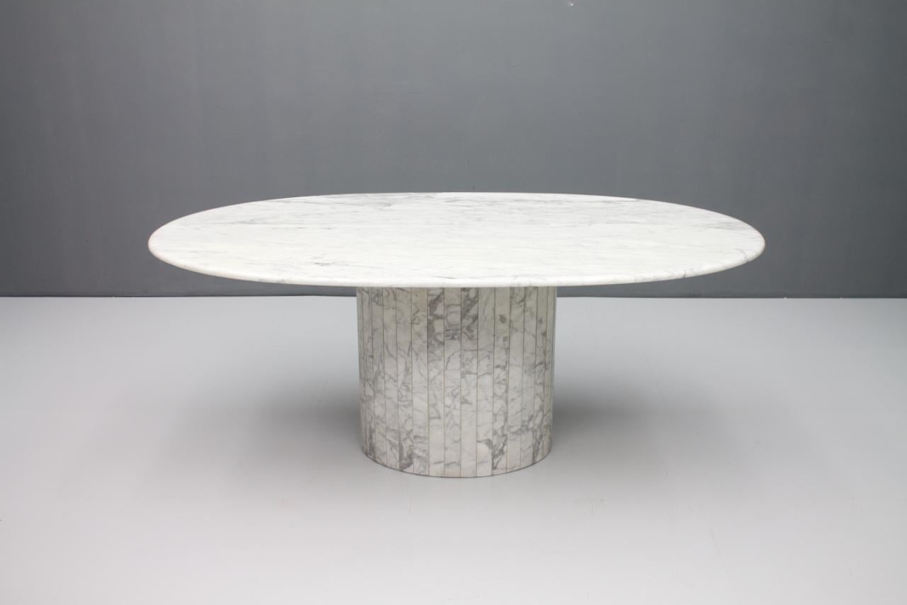 Ovaler Esstisch aus weißem Carrara-Marmor:: Italien:: 1960er Jahre (Moderne der Mitte des Jahrhunderts)
