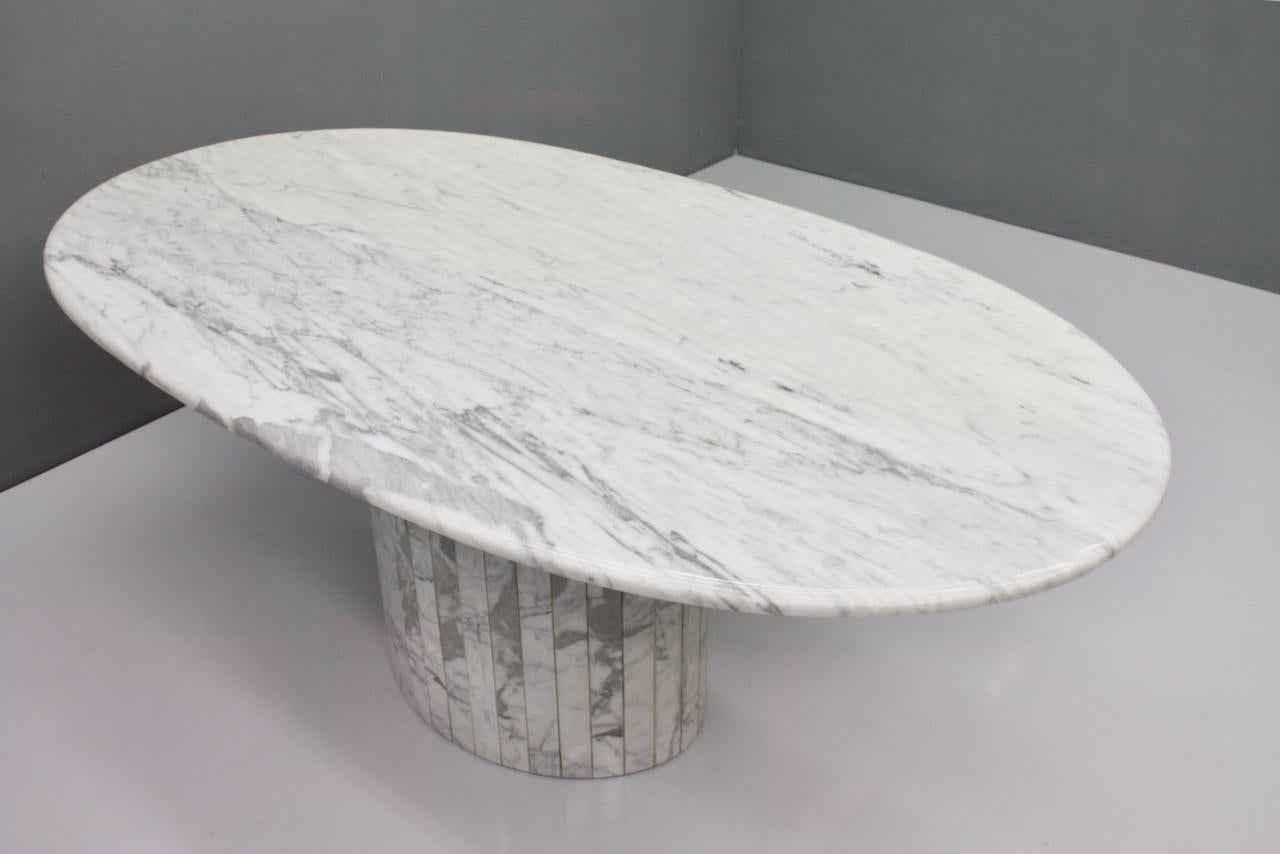 Ovaler Esstisch aus weißem Carrara-Marmor:: Italien:: 1960er Jahre (Ende des 20. Jahrhunderts)