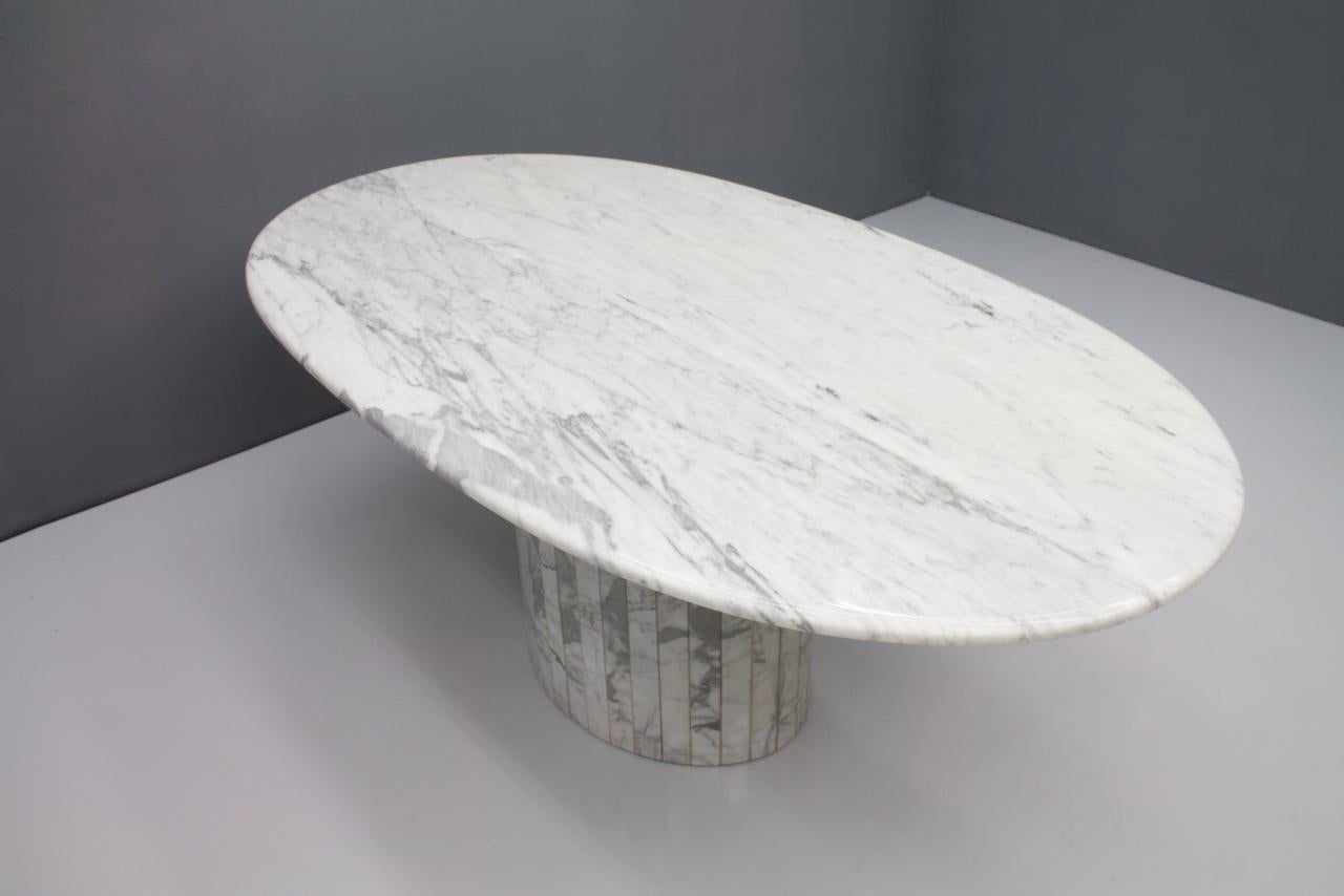 Ovaler Esstisch aus weißem Carrara-Marmor:: Italien:: 1960er Jahre 1