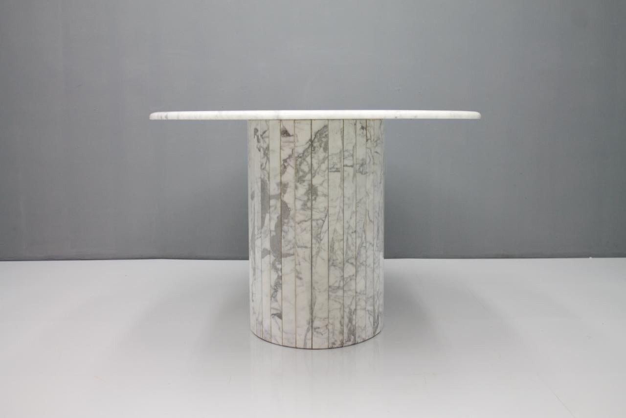 Ovaler Esstisch aus weißem Carrara-Marmor:: Italien:: 1960er Jahre 2