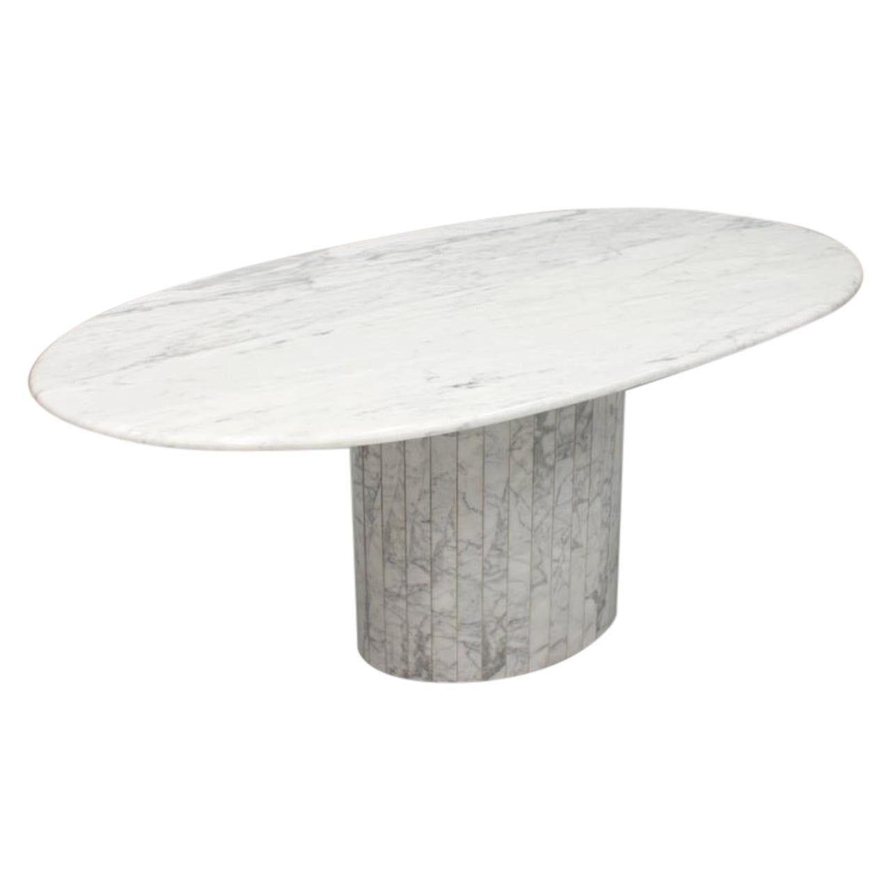 Ovaler Esstisch aus weißem Carrara-Marmor:: Italien:: 1960er Jahre