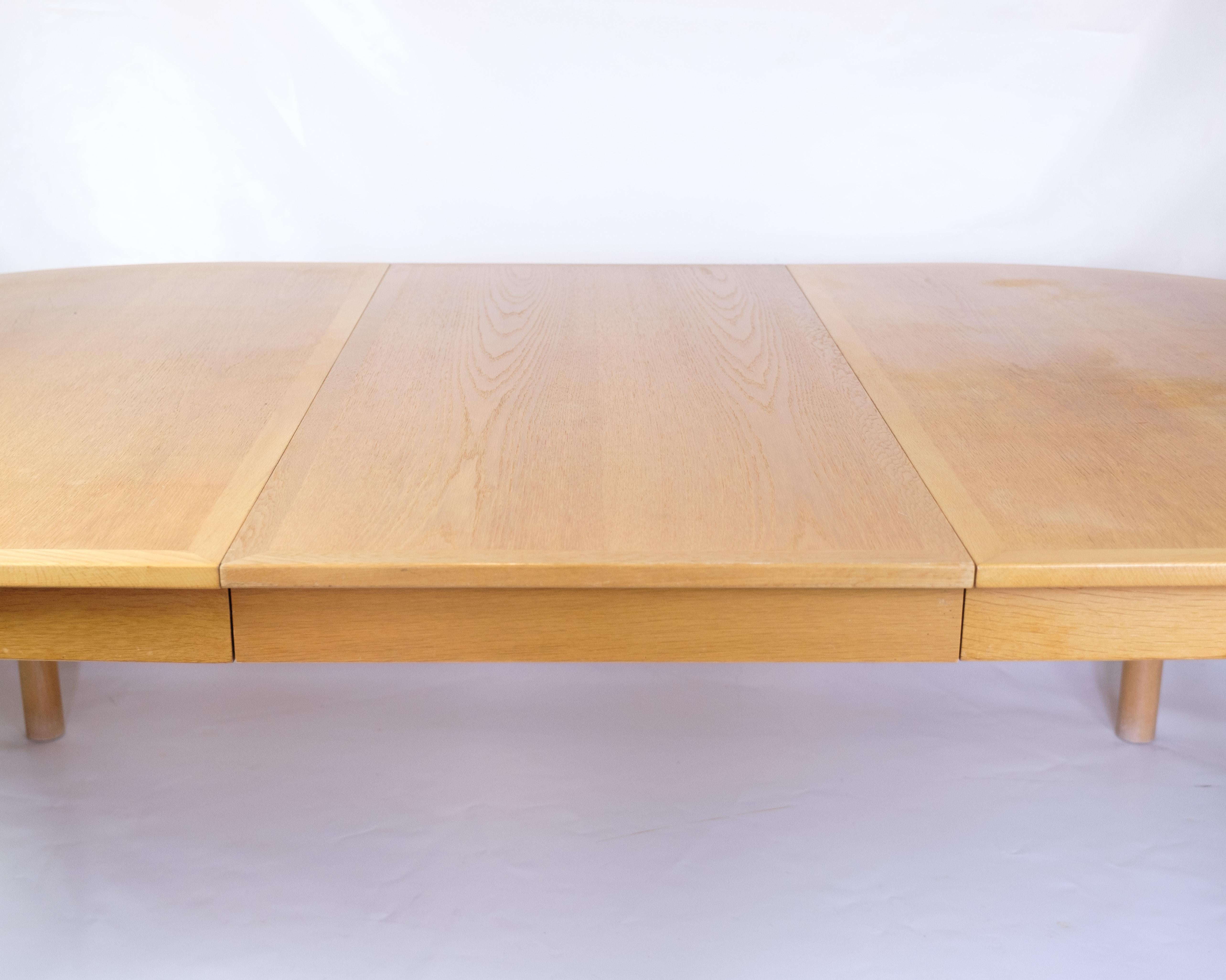 Tavolo da pranzo ovale modello 140 in Oak Oak e ottone di Borg Mogensen degli anni '50 in vendita 3