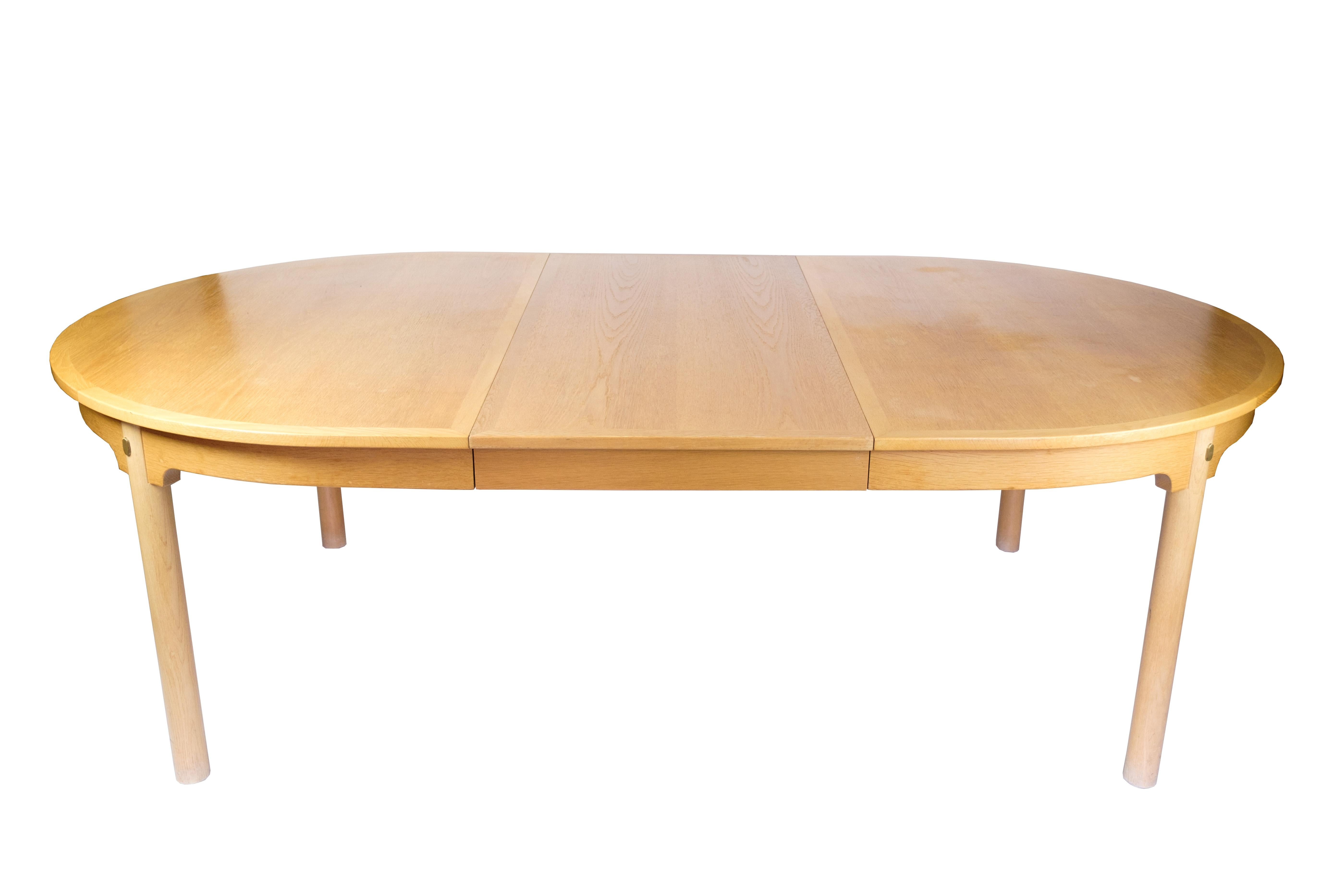 Ottone Tavolo da pranzo ovale modello 140 in Oak Oak e ottone di Borg Mogensen degli anni '50 in vendita