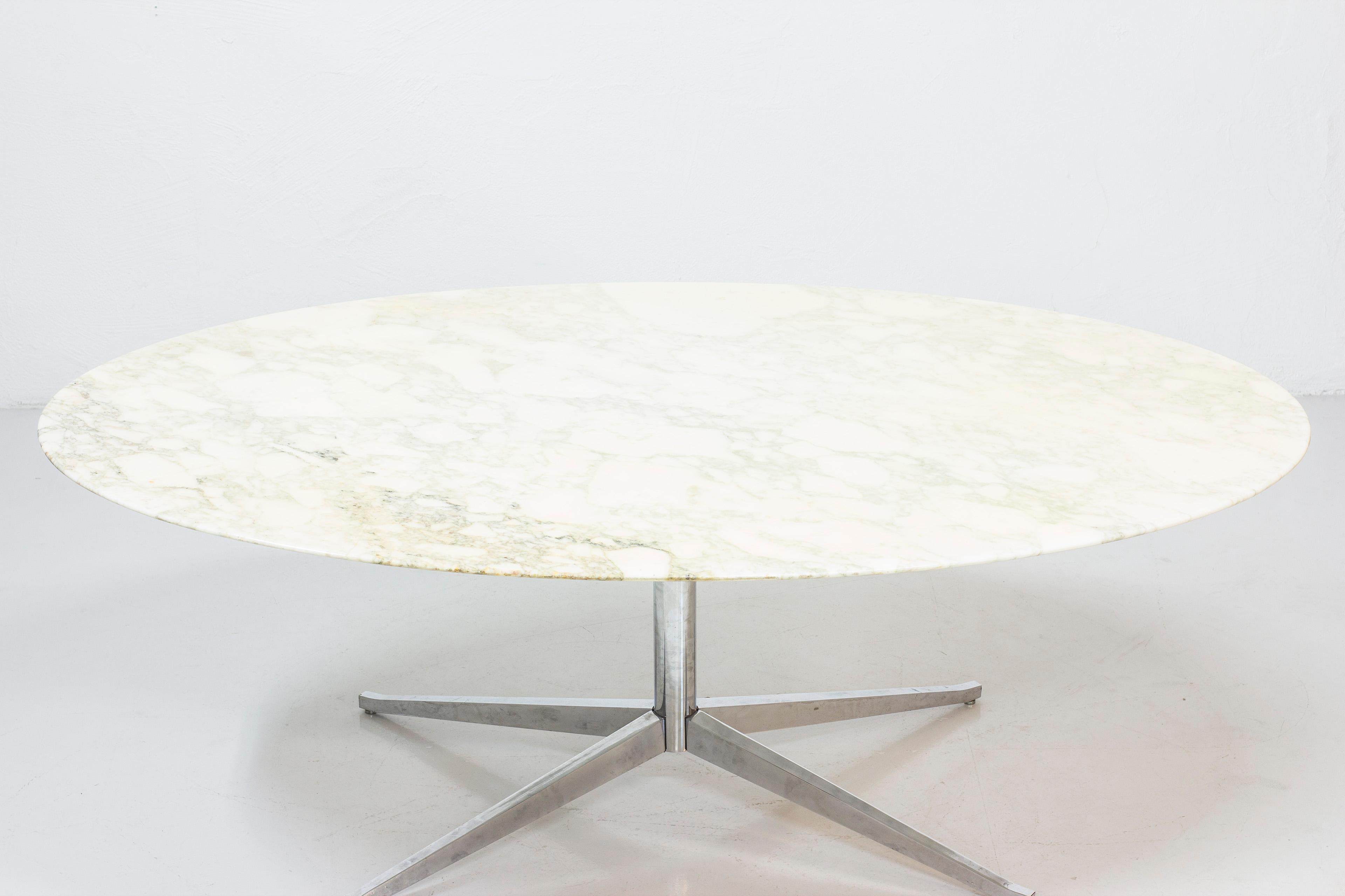 Oval Dining Table Model 