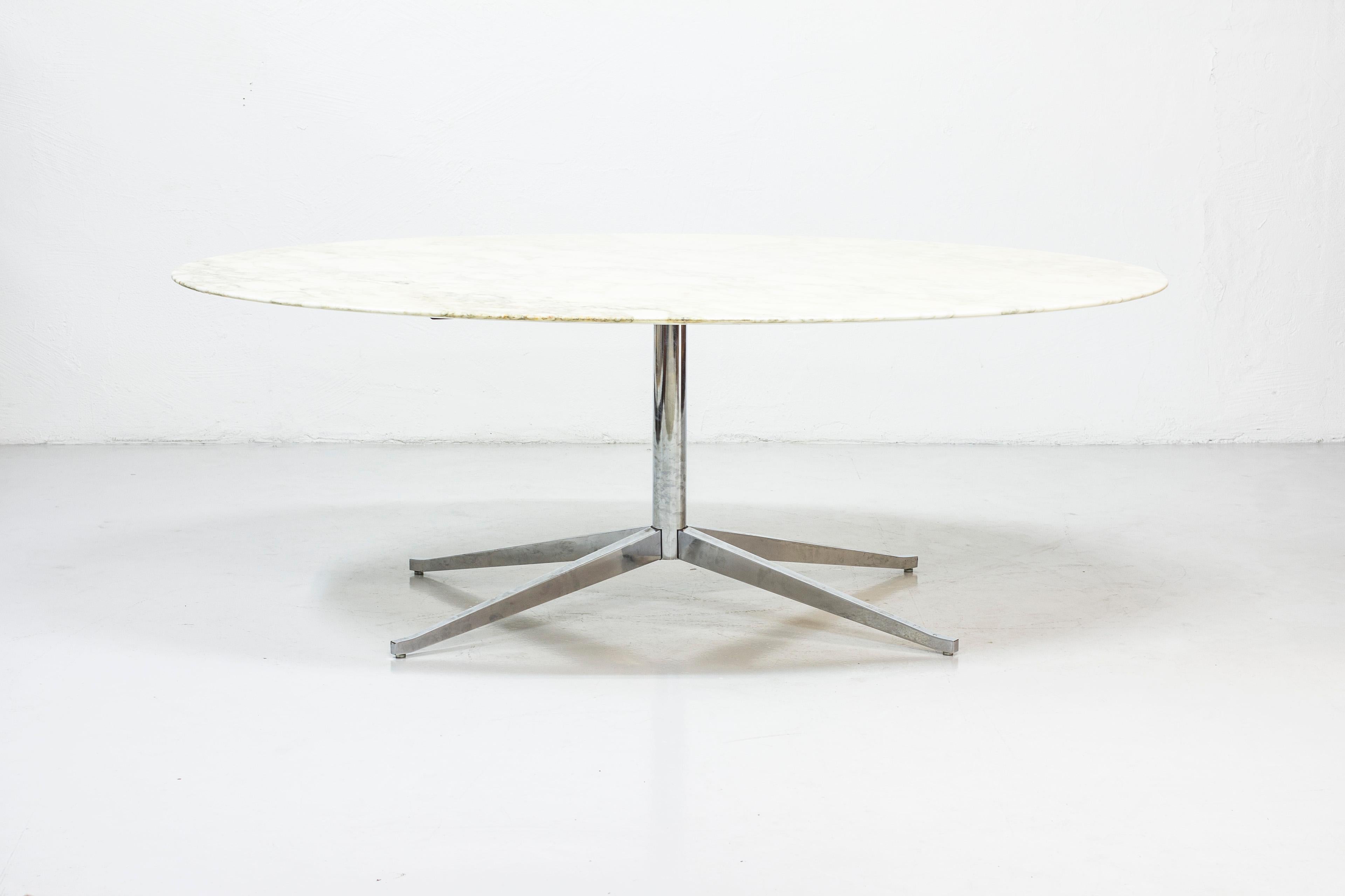 Oval dining table model 