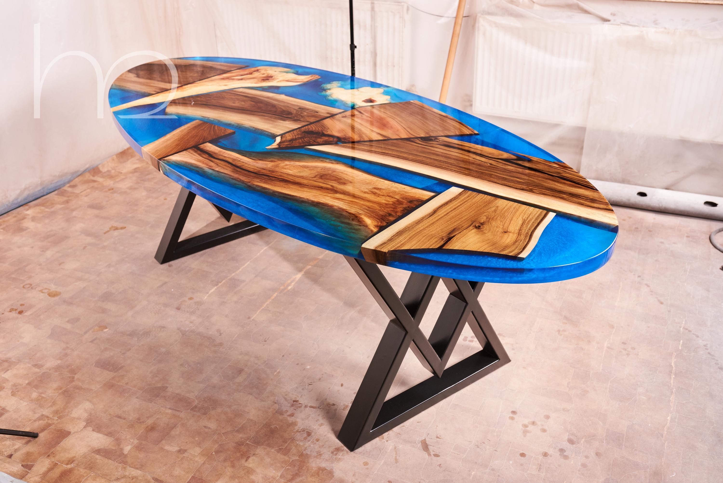 Ovaler Esstisch Modern Contemporary Esstisch Kunstharz Holz Handgefertigte Tische (Arts and Crafts) im Angebot