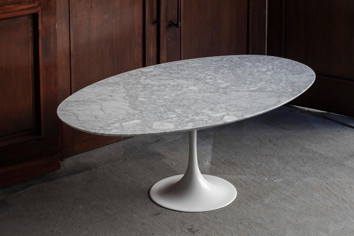 Tulpen-Esstisch, der dem Designer Eero Saarinen zugeschrieben wird. Ein geschwungener Fuß aus weiß lackiertem Metall, in einem Stück geschweißt, mit einer ovalen Tischplatte aus Arabescato-Marmor mit schönen grauen Adern. Der Fuß trägt kein Label