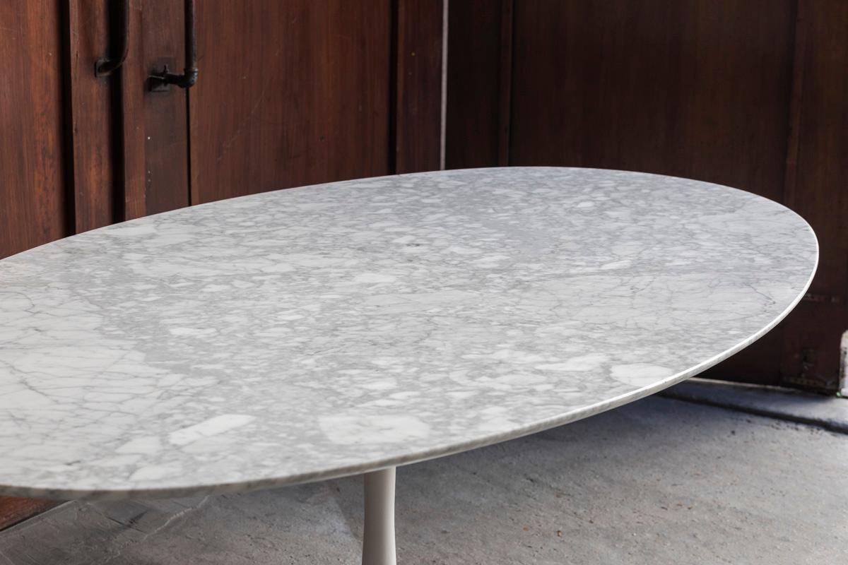Lacquered Oval Dining Table with Tulip Foot attributed to Eero Saarinen, 1970s  For Sale
