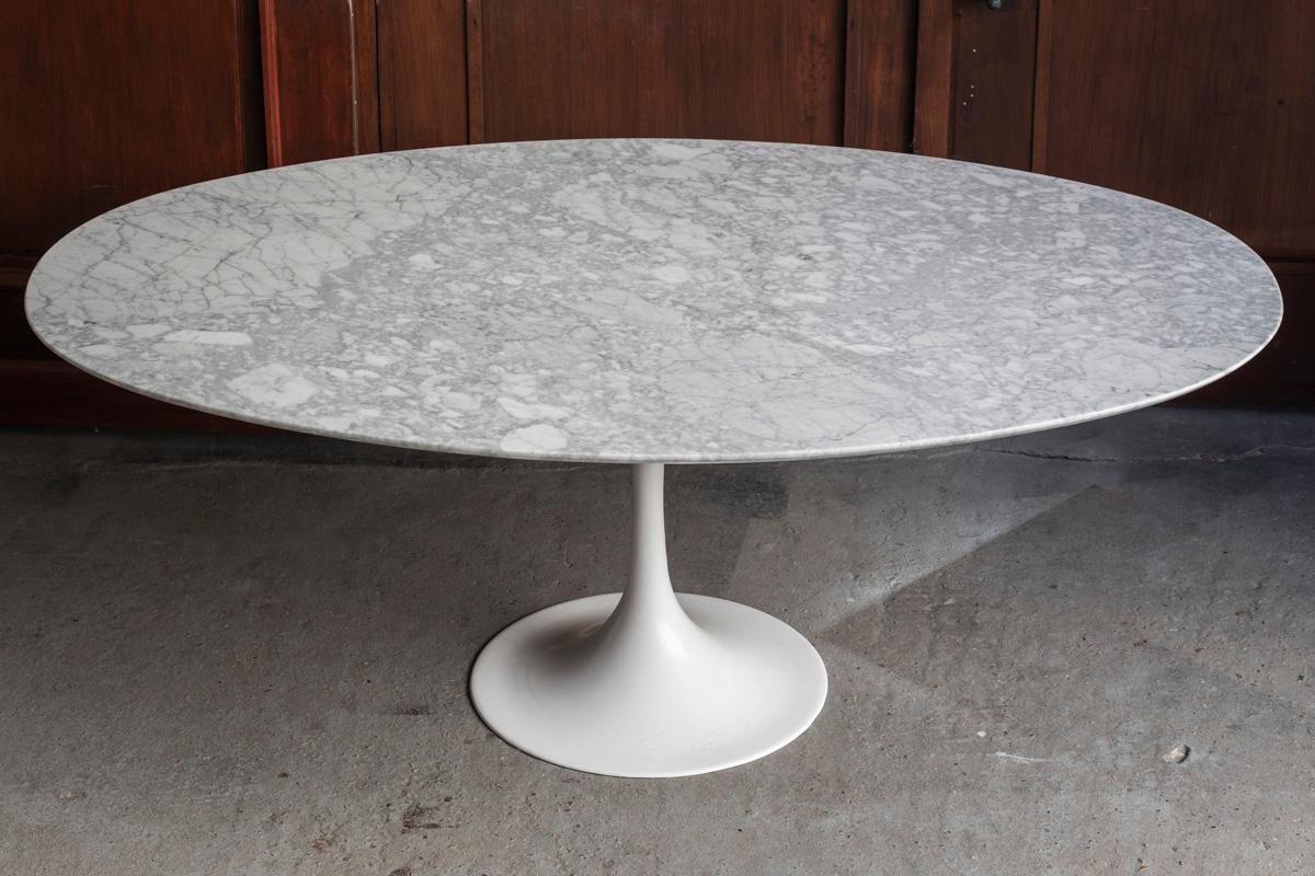Late 20th Century Oval Dining Table with Tulip Foot attributed to Eero Saarinen, 1970s  For Sale