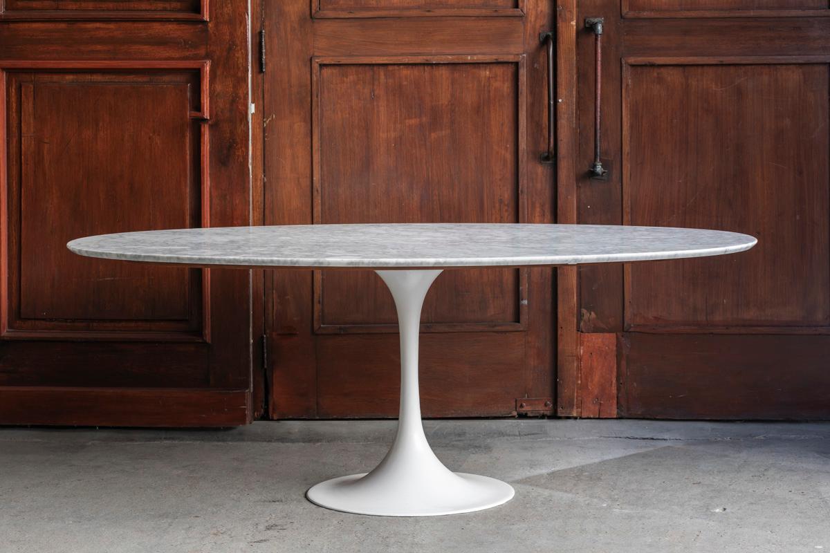 Metal Oval Dining Table with Tulip Foot attributed to Eero Saarinen, 1970s  For Sale