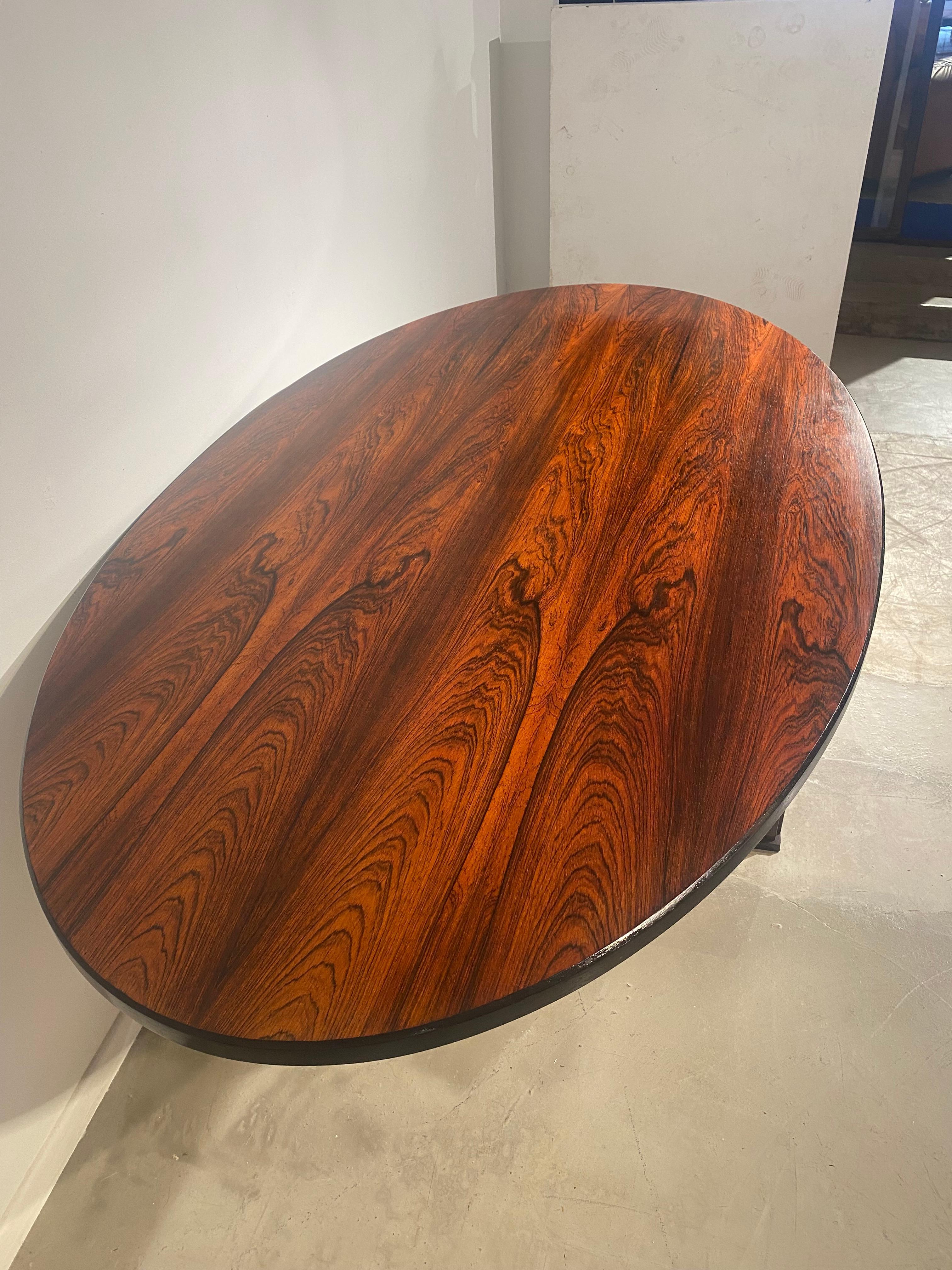 Oval Dining Table, Wood Veneered Top and Wood Sculptural Basement In Good Condition In Brussel, BE