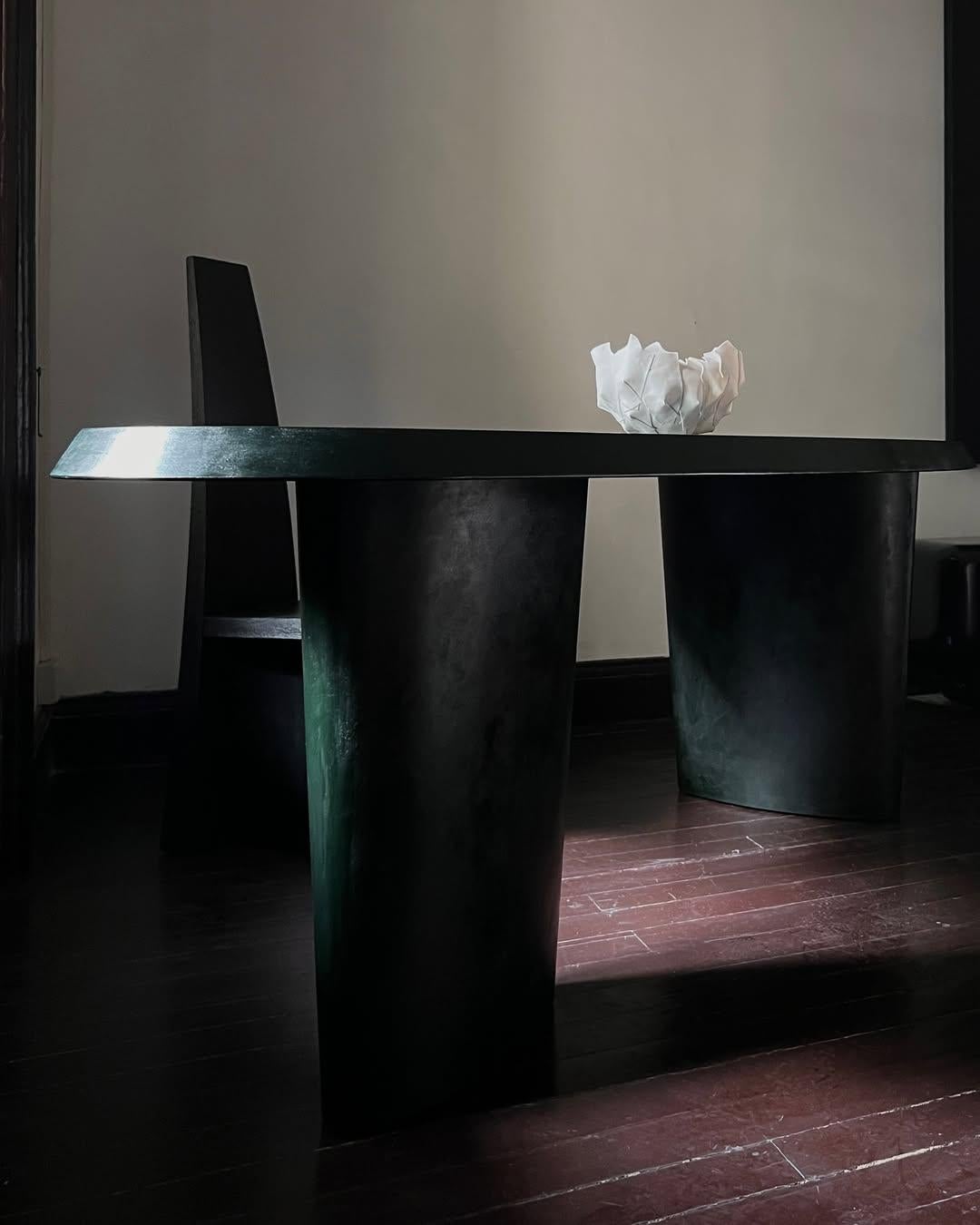 Mesa de comedor de madera ovalada de forma orgánica única chapada en fresno negro by kar en venta 9