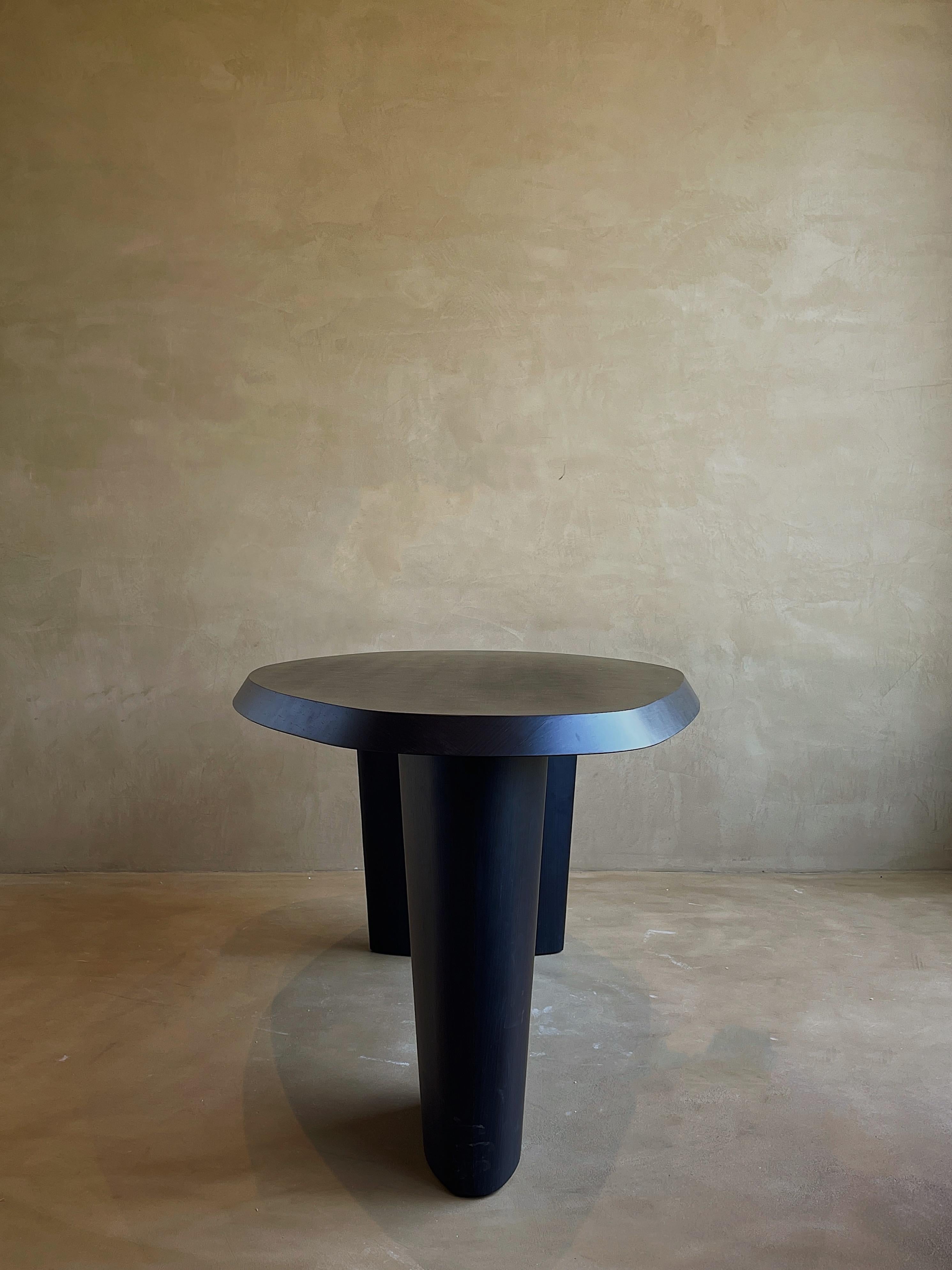 Mesa de comedor de madera ovalada de forma orgánica única chapada en fresno negro by kar Moderno en venta