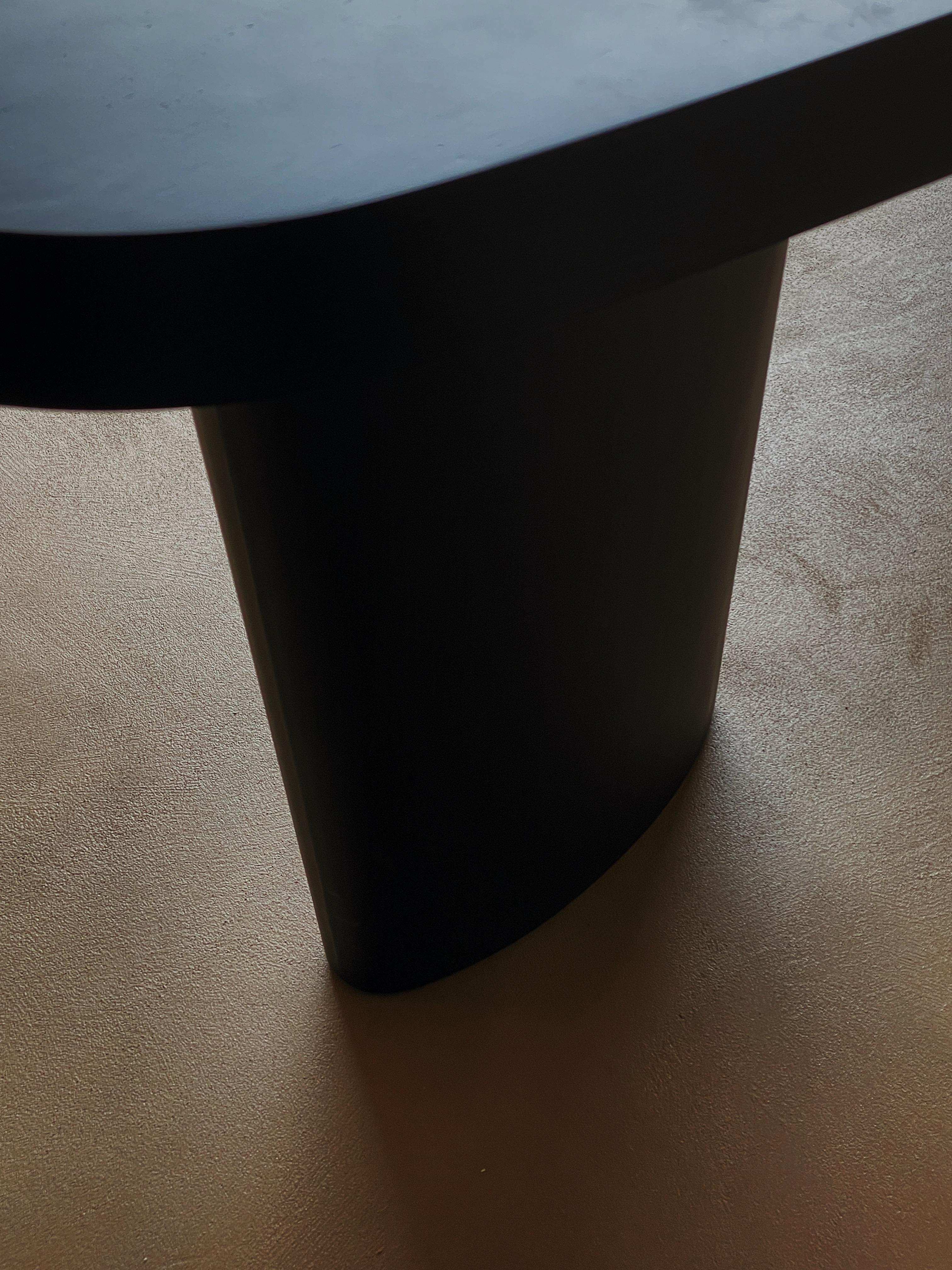 Mesa de comedor de madera ovalada de forma orgánica única chapada en fresno negro by kar Chino en venta