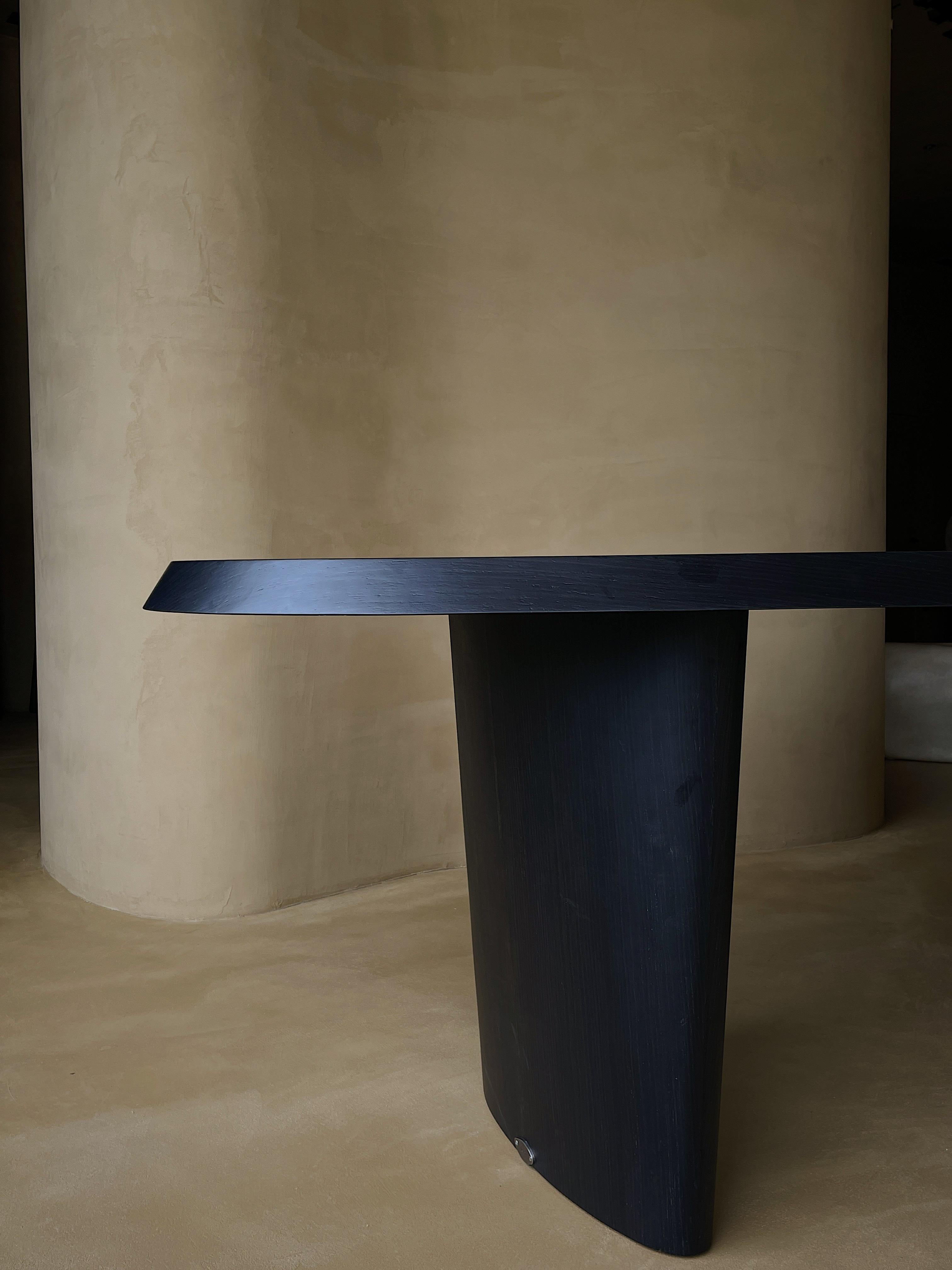 Mesa de comedor de madera ovalada de forma orgánica única chapada en fresno negro by kar Siglo XXI y contemporáneo en venta