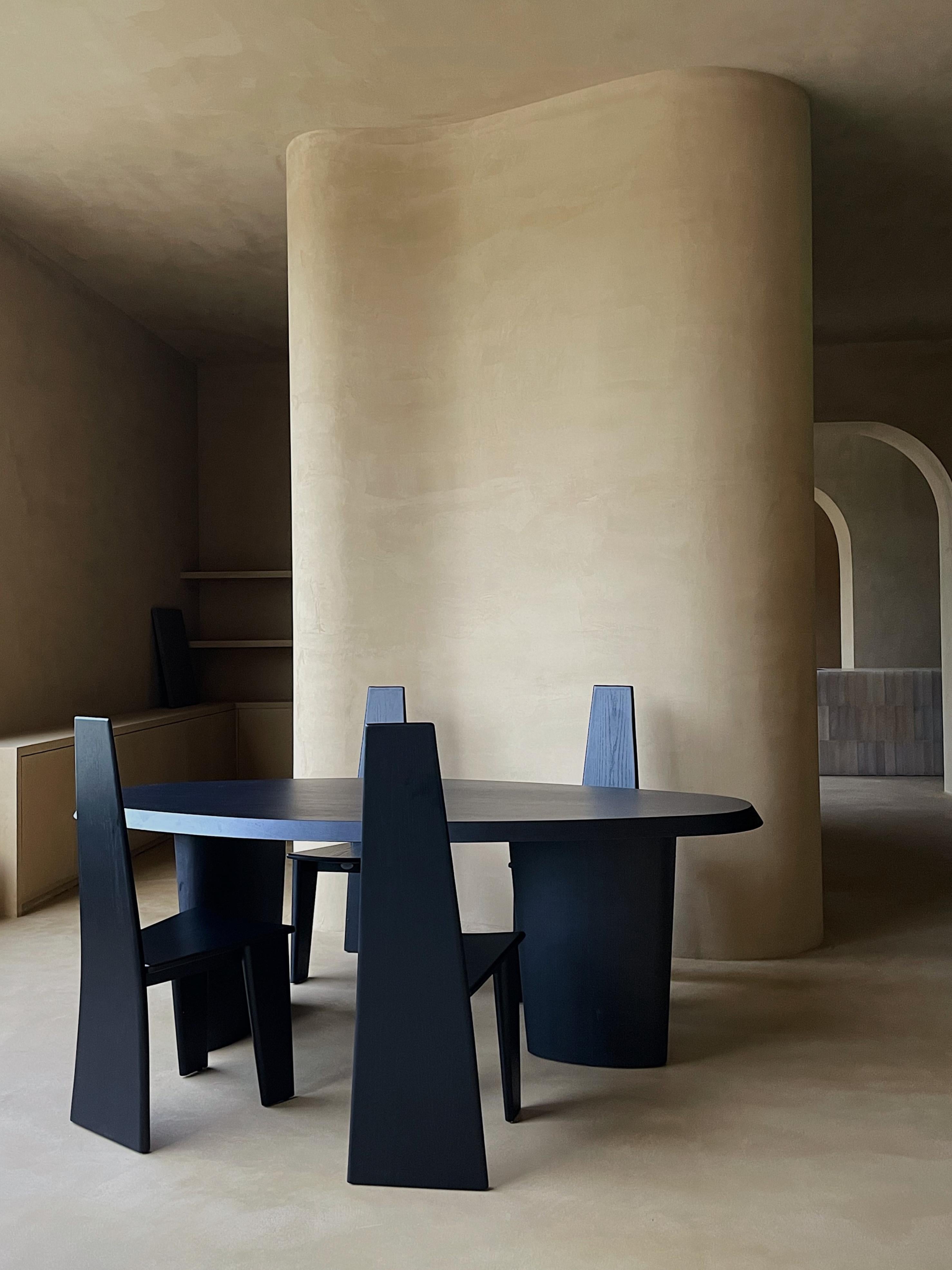 Mesa de comedor de madera ovalada de forma orgánica única chapada en fresno negro by kar en venta 1