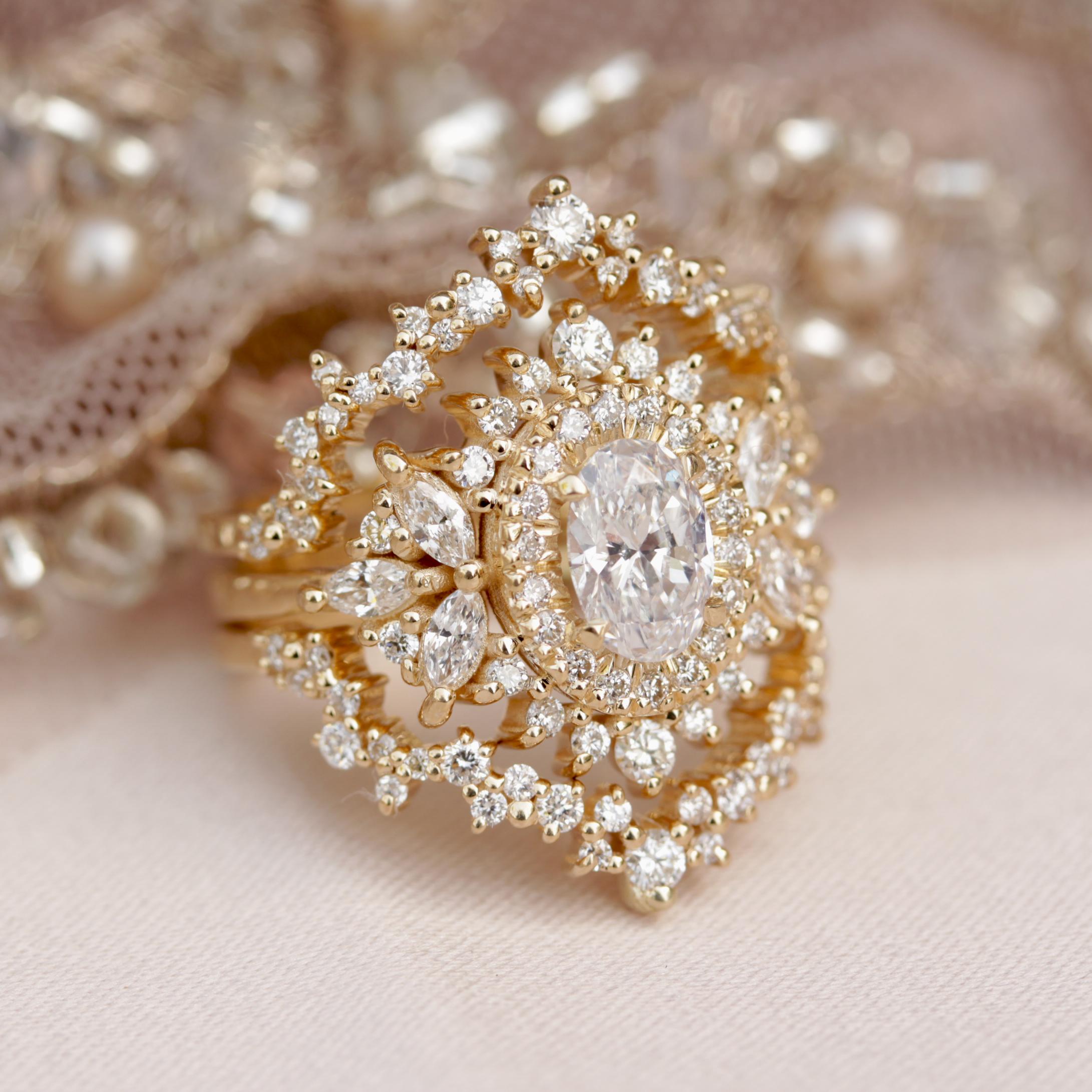 Art déco - Diamant ovale avec double halo Bague de fiançailles unique avec rehausseur de garde - 