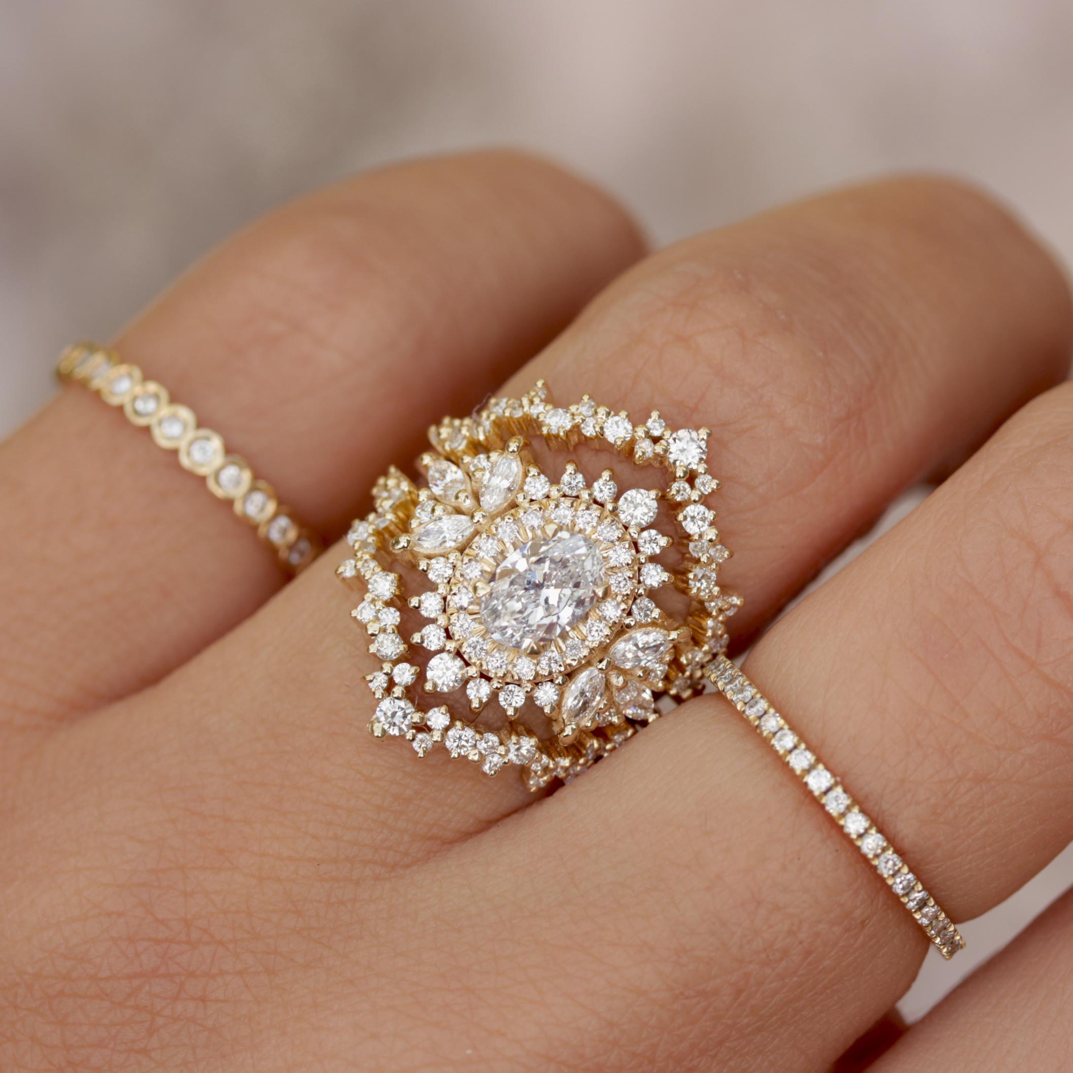 Ovaler Doppel Halo-Diamant-Verlobungsring mit Ring-Garderobenanhänger – „Monaco“ (Art déco) im Angebot