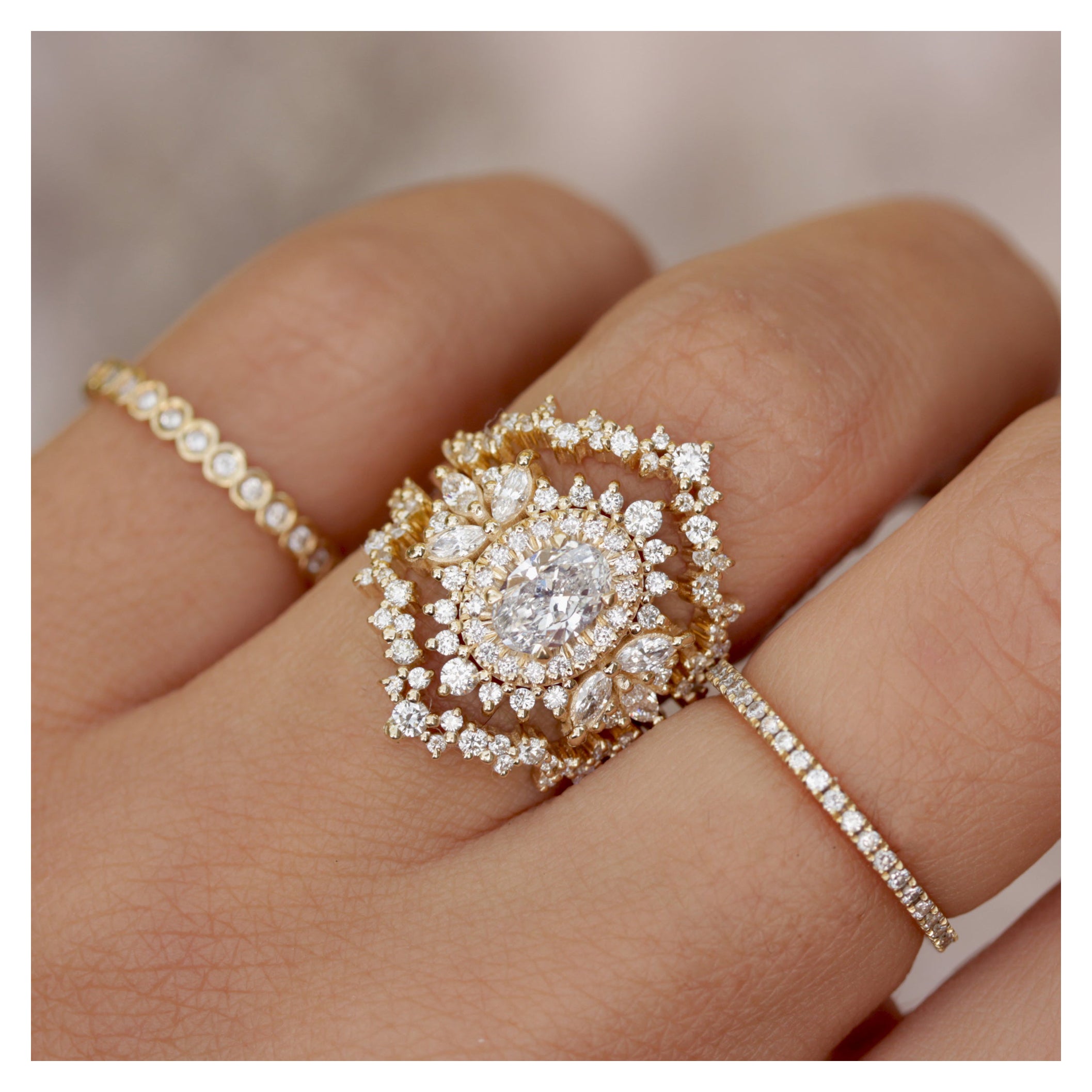 Ovaler Doppel Halo-Moissanit-Verlobungsring mit Ring-Garderobenanhänger ��– „Monaco“ im Angebot