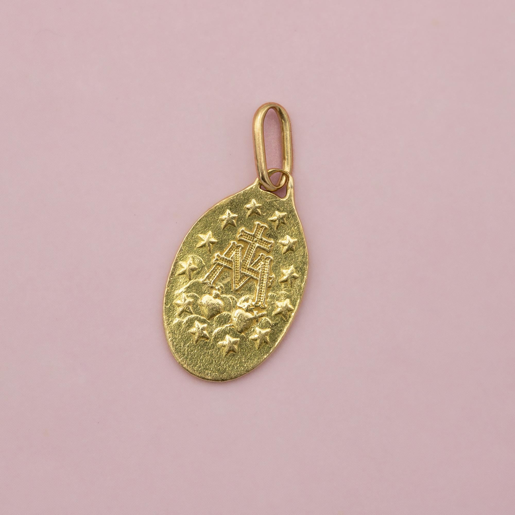 For sale is this lovely double sided oval charm depicts a lovely virgin Mary. A raised silhouette of the Veiled Virgin Mary is encircled by the words 'Ô Marie, conçue sans péché, priez pour nous qui avons recours à vous'. The pendant is in very good