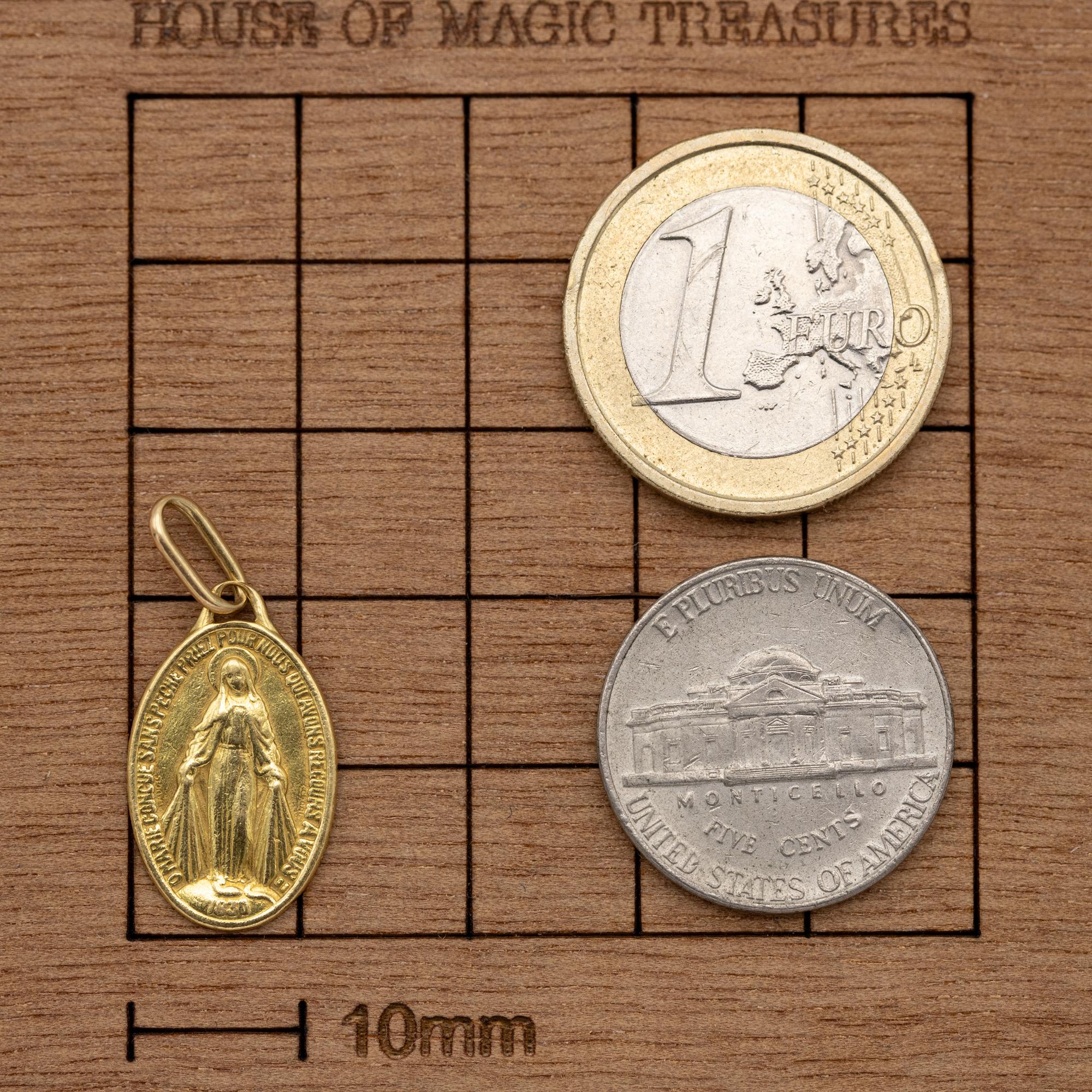 Oval Double sided Catholic charm medal - 18k solid yellow gold - Virgin Mary In Good Condition In Antwerp, BE