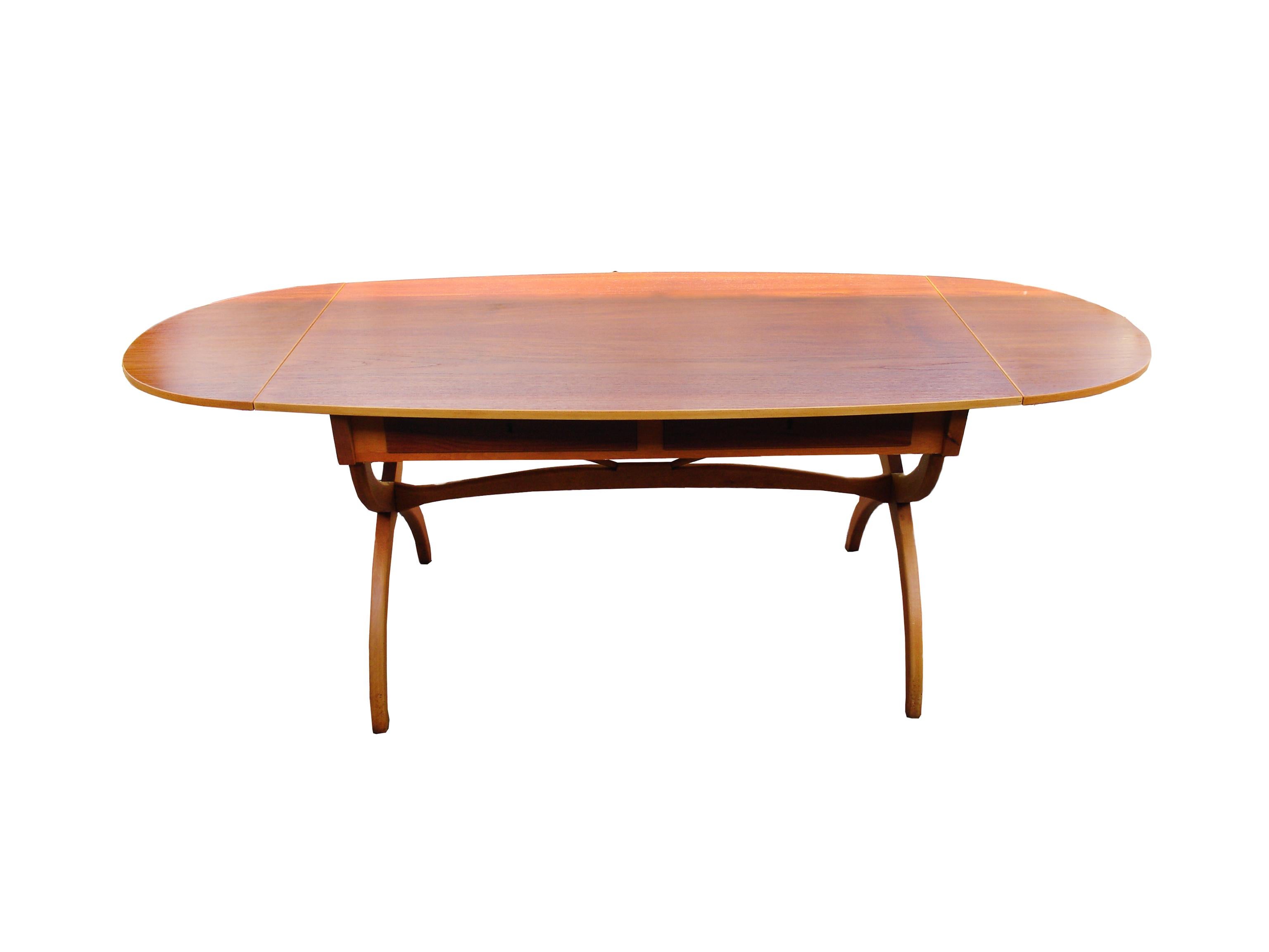 Danish modernism oval free-standing office desk or dining table by Børge Mogensen, made of fined teak top and beech frame, fitted with drop-leaves on each side, front with two drawers including original keys.
Desk features two 38 cm drop-leaf,