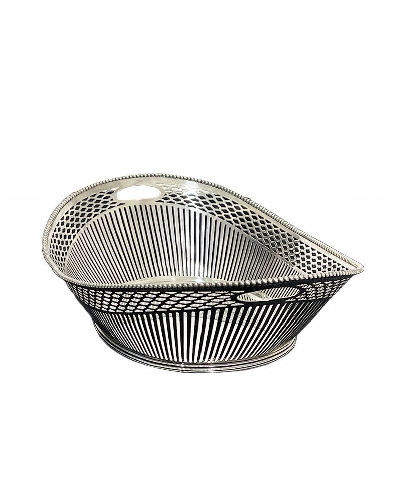 Oval Dutch silver bread basket, Voorschoten, 1938

An oval boat shaped Dutch silver bread basket with openwork decor and pearl rim

The silversmith is Voorschoten N.V. Zilverfabriek, Voorschoten, 1925-1961
Dated with the year letter D from the year