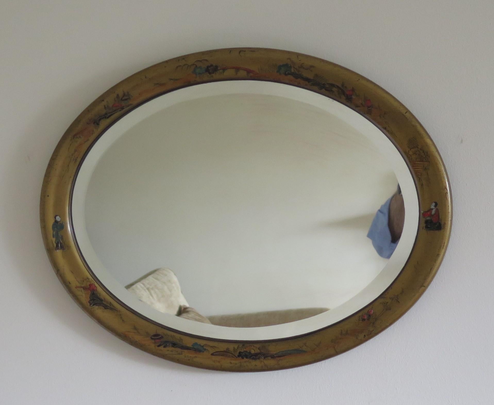 Dies ist ein sehr guter ovaler Wandspiegel mit handgemaltem Chinoiserie-Dekor auf dem Rahmen und einem schrägen Spiegelglas aus der Zeit der Jahrhundertwende um 1900.

Der ovale Rahmen ist aus vergoldetem Holz gefertigt und mit handgemalten