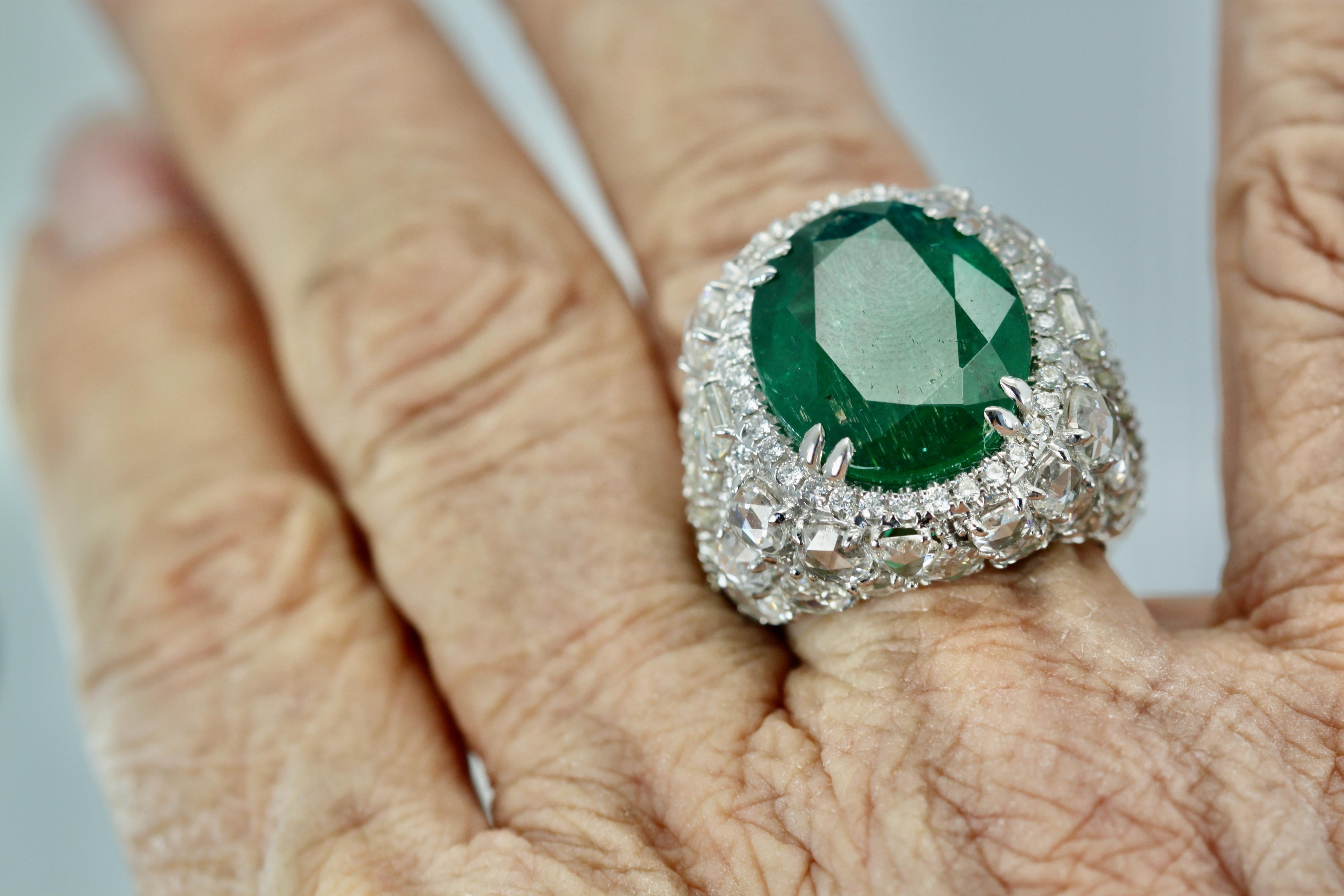 Ovaler Smaragd 12,25 Karat Diamant umrahmt 8,85 Karat Gesamtgewicht 21,10 Karat im Angebot 7